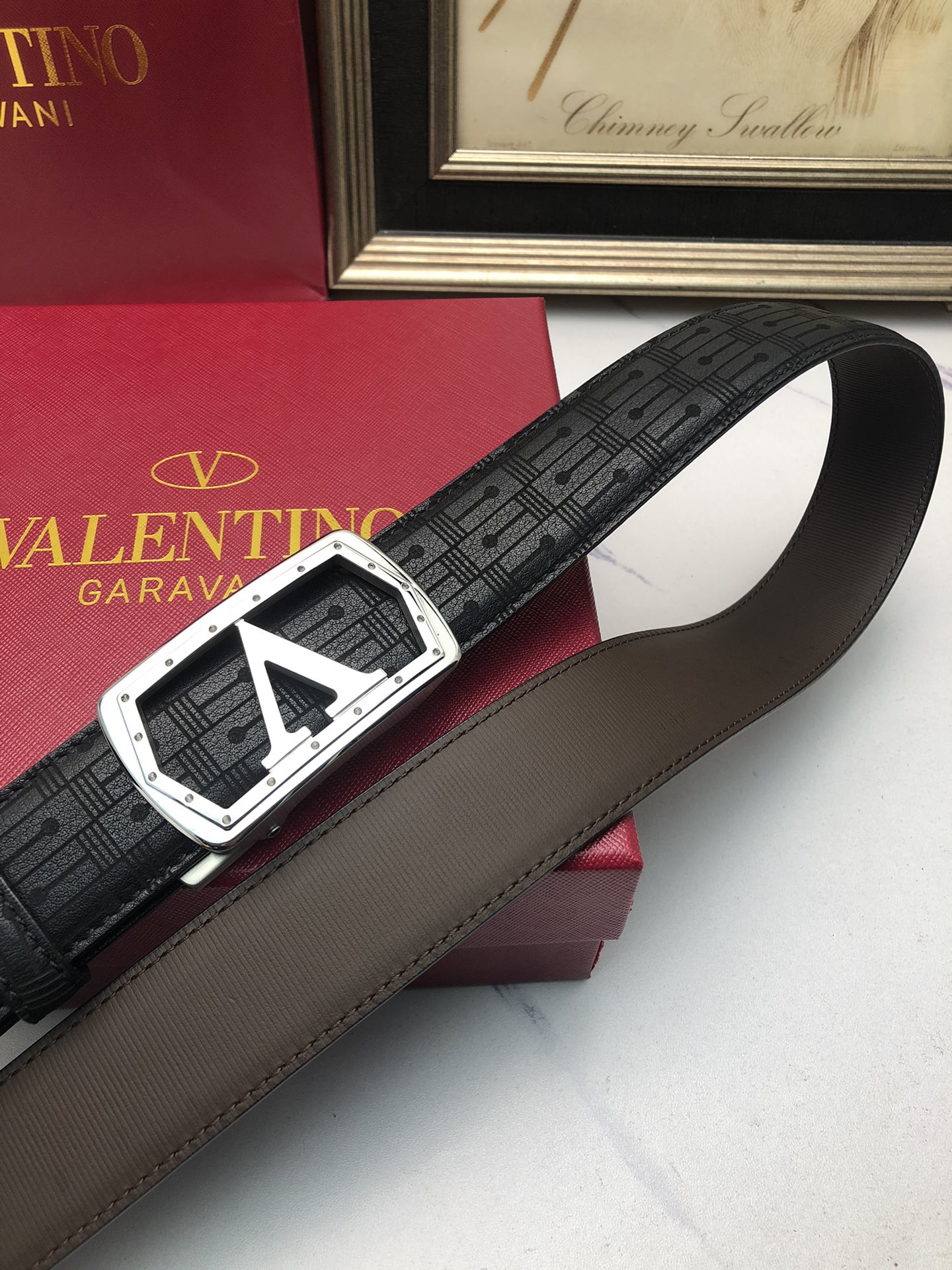 華倫天奴：原單頭層牛皮燙印花紋面，內襯頭層小牛皮底，搭配原單自動扣，可裁剪的自動帶，此款腰帶面雙採用意大利原定廠制進口牛皮帶身 ，對專版櫃足寬3.5