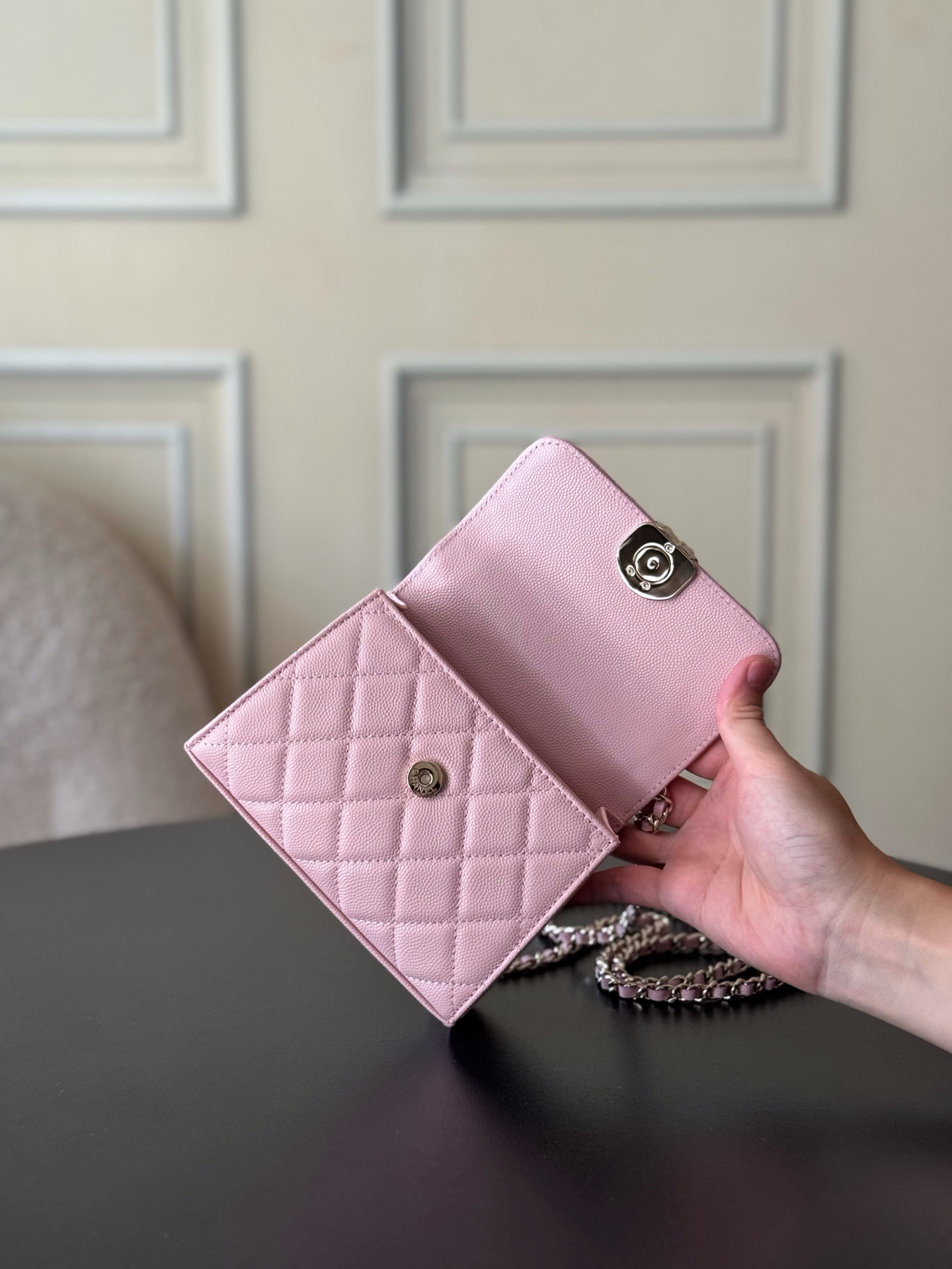 Chanel 25S 新款本季 最火的小球牛皮Kelly 手柄包
這顆絕對是黑馬
第一眼看到就深深愛上💕
顏值不必說 直接閉眼入不會錯
很好打理 也是百搭型
實現了單背斜挎腋下背手拎的效果📷
簡直就是福音〰️
很精緻 值得珍藏🔝

五金：全鋼18K淺金
皮料：獨家Haas小牛皮
尺寸：𝟏𝟒.𝟓*𝟏𝟏.𝟓*𝟓.𝟓 𝚌𝚖
型號：AS3237