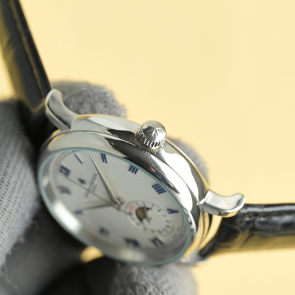 
江詩丹頓【VACHERON CONSTANTIN】傳襲系列男士腕表！全新複雜日月星辰多功能腕表，超強夜光。搭載原裝進口2824-2自動上鏈機械機芯，匯集月份顯示，日月相顯示等功能於一身，堪稱完美，秉承瑞士制表工藝，全鋼鍍納米鉑金表技術，PVD爐內電鍍工藝，法國藍寶石防刮鏡面，進口意大利小牛皮搭配原裝扣，打造出頂級完美產品，尺寸:40*10mm