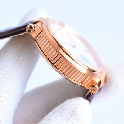 CF新品發佈會，寶璣-Breguet
航海MARINE航海系列5517款腕表，航海天文鐘的起源作品，“時計本是兵家利器”說的就是這款腕表，鐘錶界的巨作。工廠全面抄寫原裝數據，98%還原殼型字面，彰顯原裝優雅硬朗的氣質，原裝同款777A自動機械機芯，鐫刻獨立編號與寶璣先生簽名。直徑40毫米。正反均為藍寶石防刮玻璃，旋入式防水錶冠。實測防水深度100米。搭配飾有太陽放射紋錶盤，配裝進口鰐魚皮錶帶，以零頭的價格給您帶來原裝超值體驗。