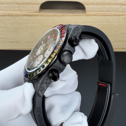 BLAKEN 頂配升級｜彩虹鑽·鉑金眼睛 4代迪通拿
BLAKEN Top Custom • Rainbow Diamond • Platinum Eye
Rolex Daytona 4th Gen 🔥
40mm 全碳纖維高端款｜實拍質感拉滿
Full Carbon Fiber • 40mm High-End Quality
✅ 72H Long Power Reserve
搭載4130一體機芯，72小時長續航，穩定耐用
✅ 魔術貼便攜式錶帶，佩戴方便快捷
Velcro portable strap