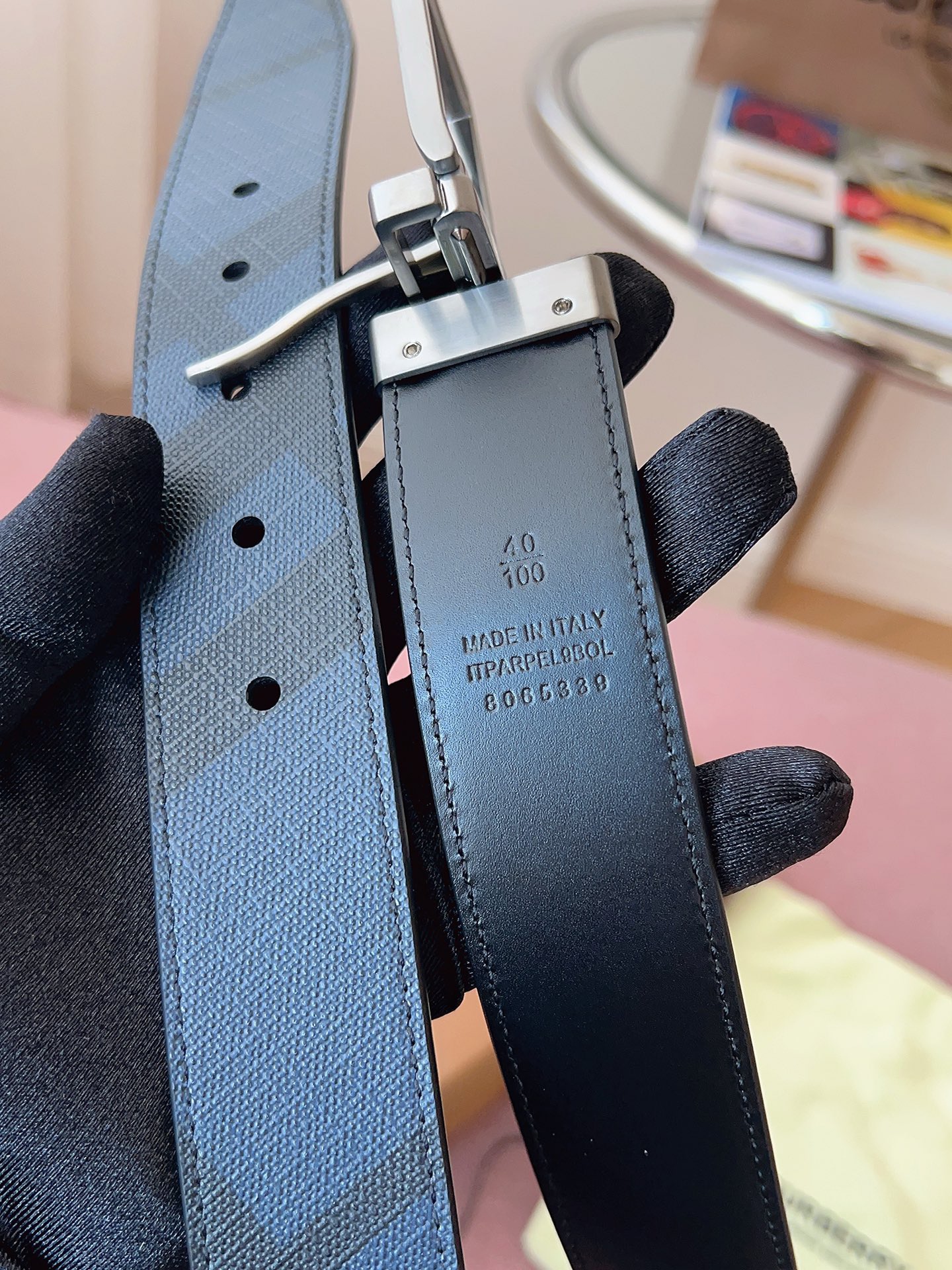 
Burberry博柏利品牌始終秉承傳統精髓，彰顯卓爾不凡的匠制工藝，優雅率性的英倫設計與銳意革新的時尚理念。3.5cm