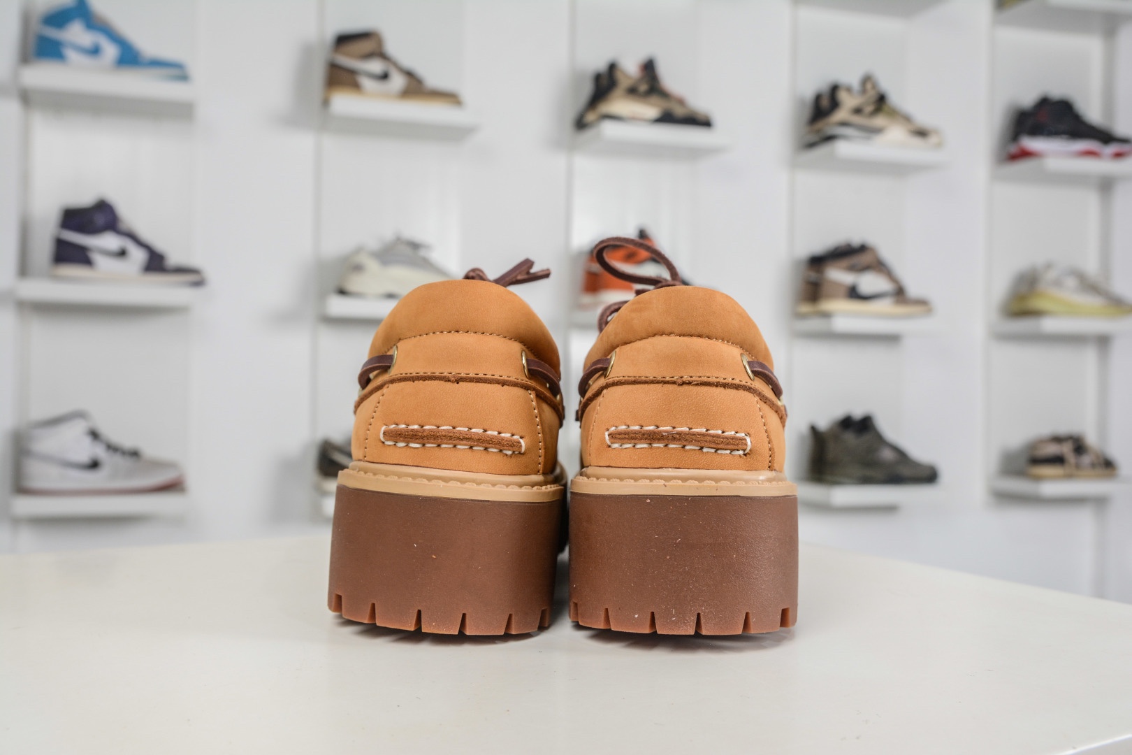 Timberland添柏嵐 Stone Street 舒適百搭 休閒單鞋 穿著舒適 防滑 可戶外城市多用途穿著 無懼任何複雜地形 設計感十足 時尚拼色百搭款 
貨號: TB 01006 713
尺碼：35 36 37 38 39 40 41 42