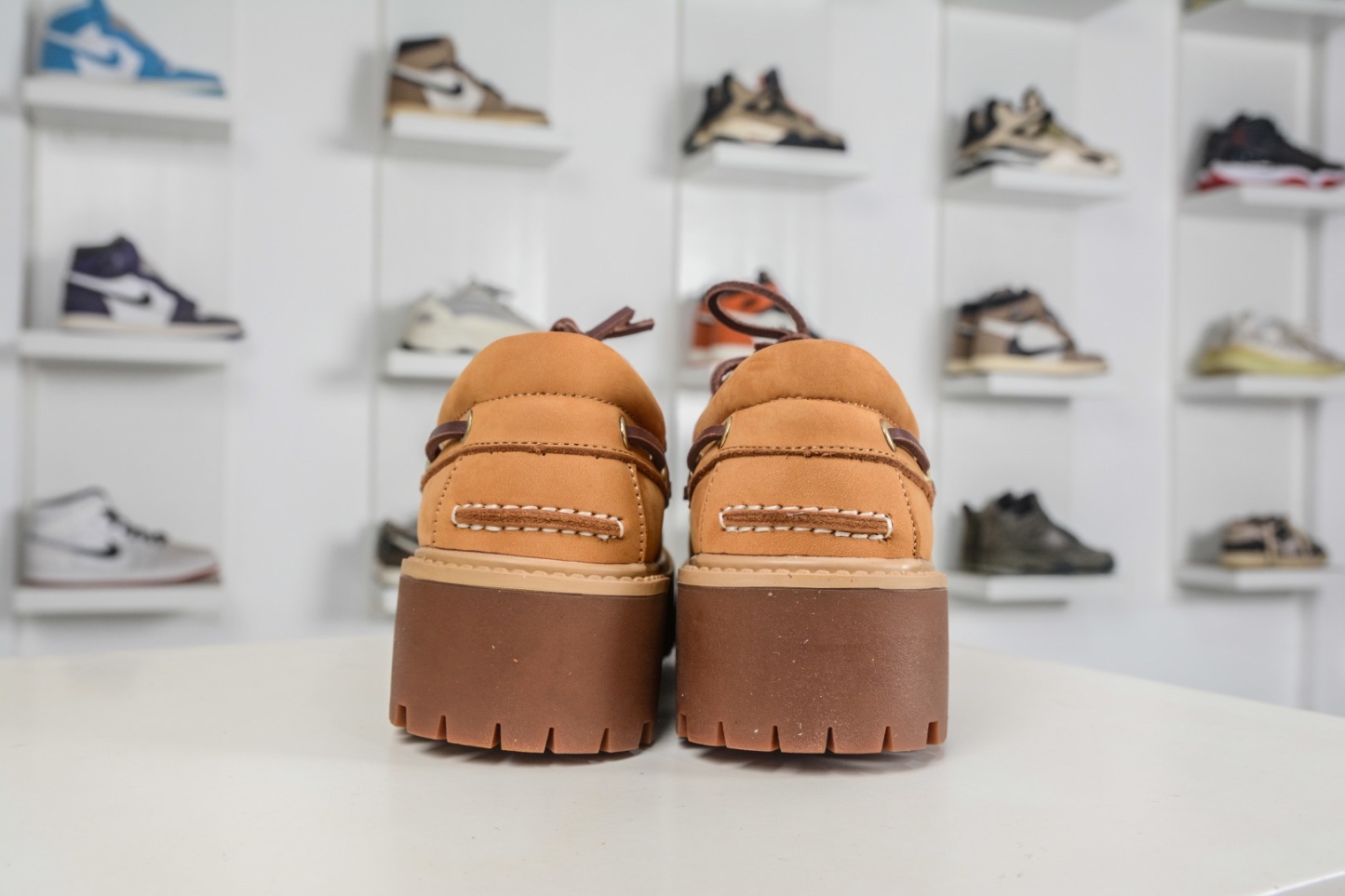 Timberland添柏嵐 Stone Street 舒適百搭 休閒單鞋 穿著舒適 防滑 可戶外城市多用途穿著 無懼任何複雜地形 設計感十足 時尚拼色百搭款 
貨號: TB 01006 713
尺碼：35 36 37 38 39 40 41 42