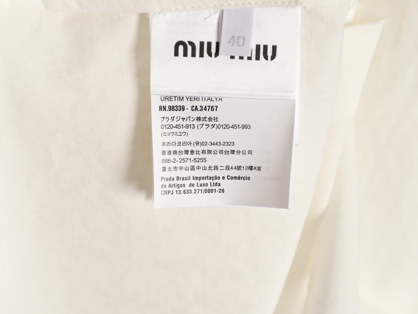 🔝MIU MIU繆繆MM 小黑標短袖襯衫
定制雲柔棉麻平紋料，手工紅外線畫線徽標，以紅外線技術為輔助，實現徽標標籤位置的精准定位與標記，採用側翻埋夾車線工藝，平順整潔，工整整潔，面料都經過砂洗，手感質感更佳，不易變形、不易縮水、不易褪色，合身版型
B Size：40 42 44 46