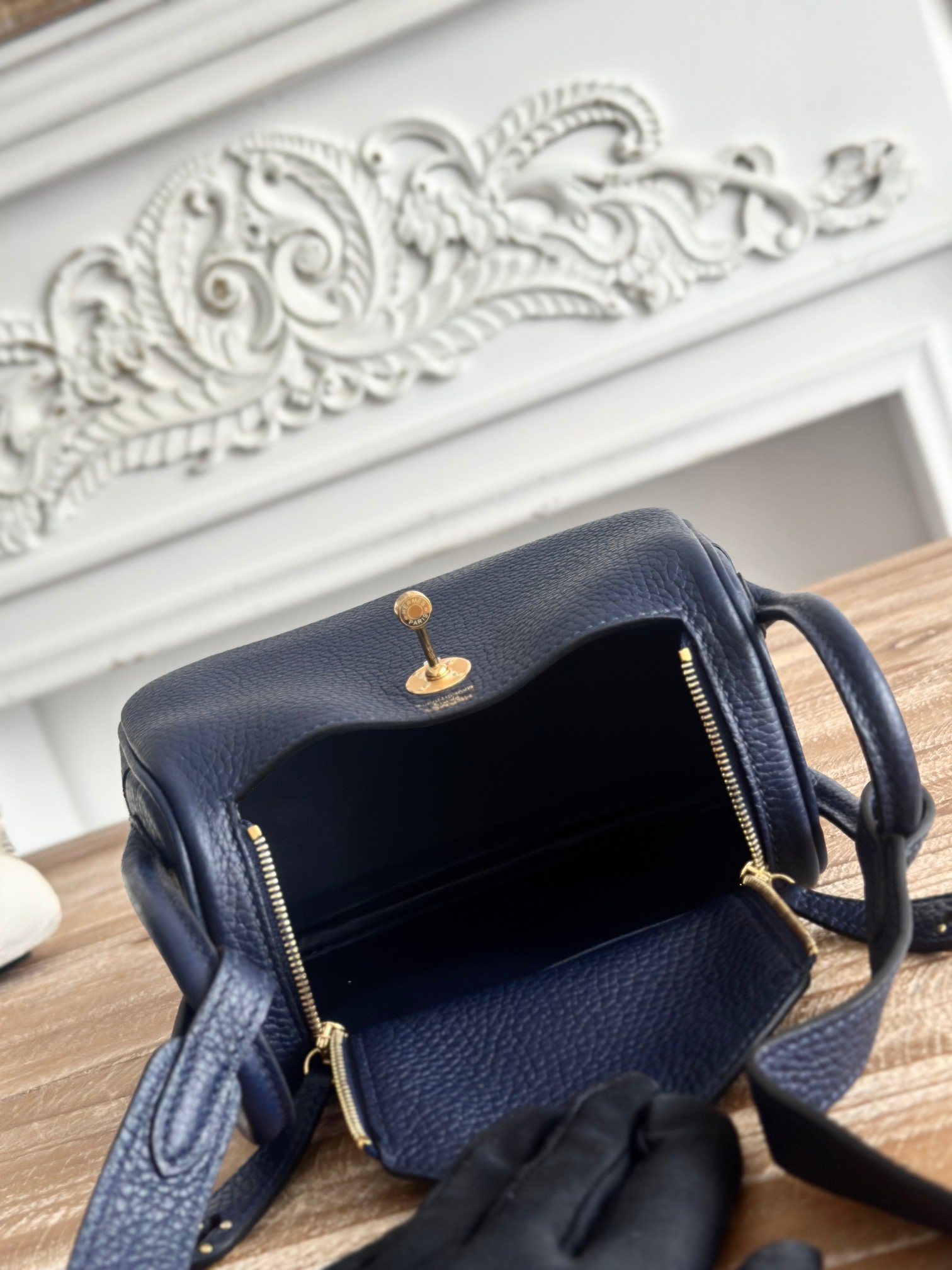 琳迪lindy 19cm	
Tc皮 蜜蠟線半手工縫製
lindy19保留了琳迪包所有細節的完整設計，側口袋、拉鍊等全部都是經典的設計√
這只小可愛暴擊了多少人的少女心