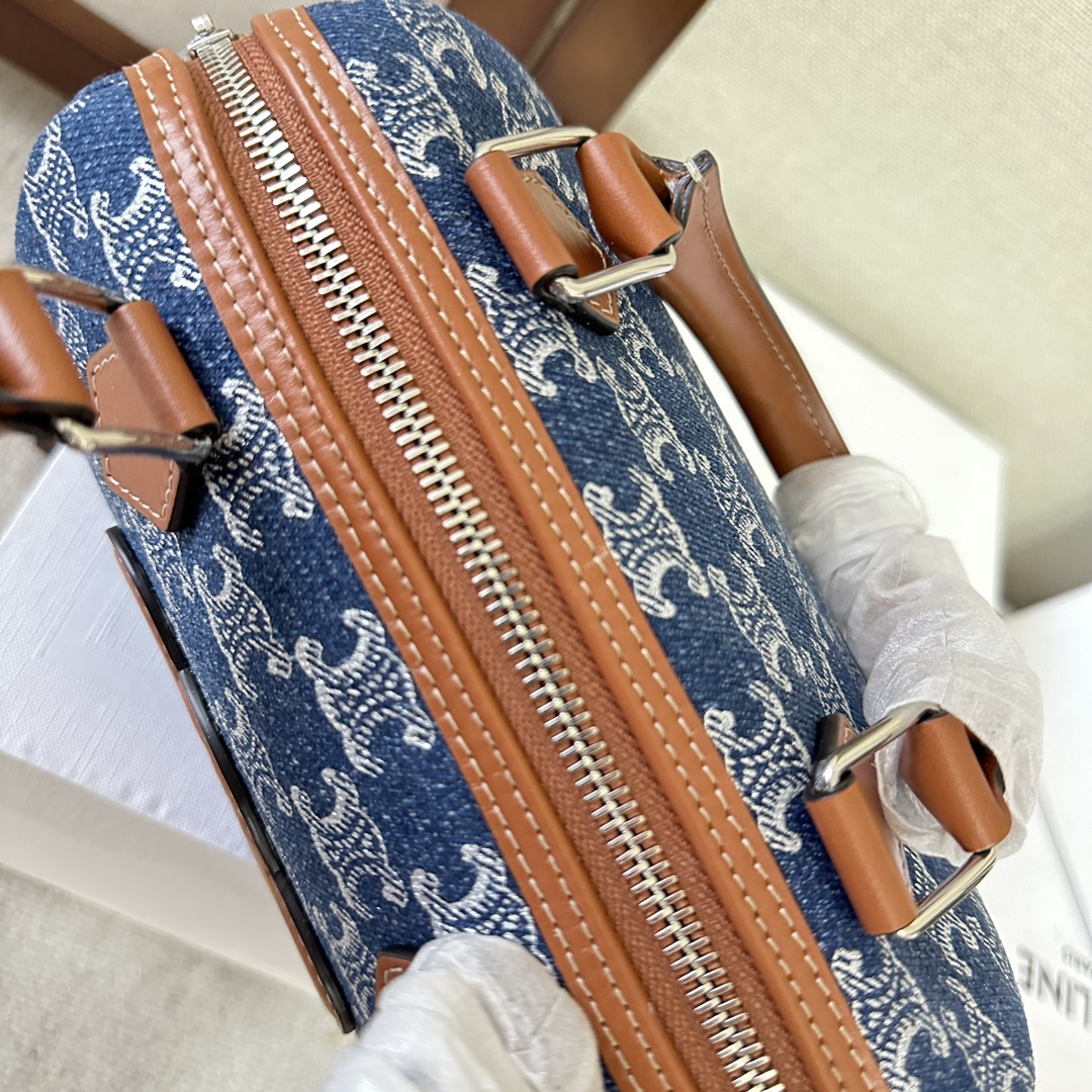 CELIN*24s春夏新品｜CUIR TRIOMPHE牛仔織物牛皮革波士頓包
春夏限定新品🎁牛仔凱旋門織物+浮雕凱旋門皮質小號波士頓💕復古味道更足更有質感～容量一如既往 超能裝✅ 日常又百搭 人手必備～肩背和手提均可
織物，牛皮革，織物襯里，拉鍊鎖閉，1個主隔層，1個內側扁平口袋，皮革手輓長10釐米，可調節肩帶，最小長度51釐米，最大長度58釐米
尺寸：19.5 X 14 X 7釐米
型號：197582