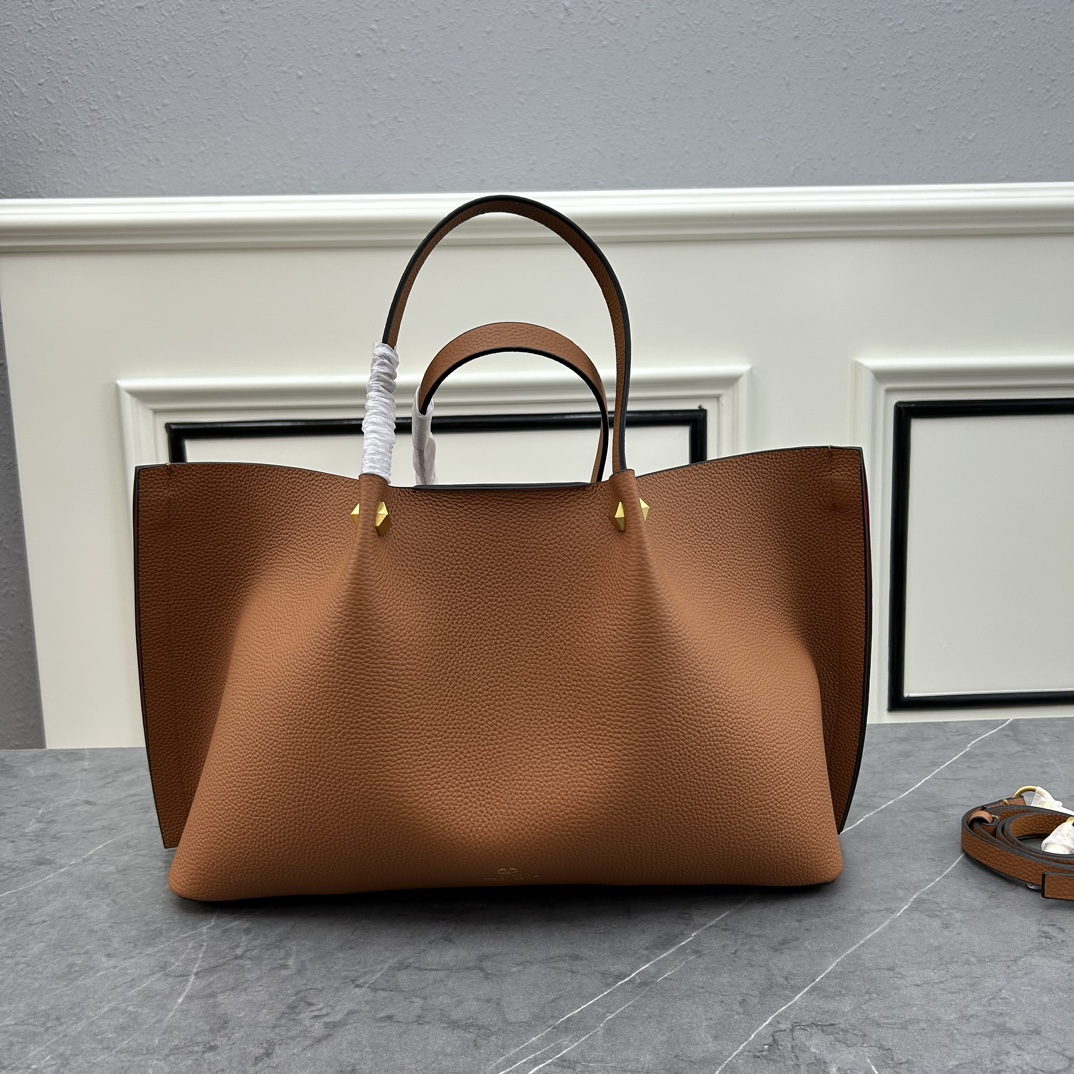 荔枝紋 Garavani VLOGO Escape 小牛皮小號購物袋，包袋兩側點綴紅色細節，金屬徽標飾件可用在包裝內部作為開合，亦可用在外部作為裝飾元素。
大號尺寸：41.*25*18cm