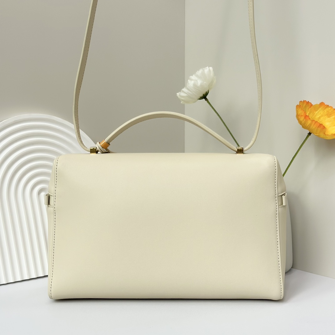 𝓛𝓸𝓻𝓸 𝓟𝓲𝓪𝓷𝓪 諾悠翩雅
𝑬𝒙𝒕𝒓𝒂 𝑩𝒂𝒈 𝑳𝟐𝟕 
寬開口加大容量斜挎包，包型設計更立體更有型，包身採用進口原廠小牛皮，手感柔軟而獨特，包包內部結構多了內袋。雙向加長拉鍊開合，配有My Charms金色金屬掛飾（LP特級純鋼五金配件）
size：27*16*10釐米
配全套專櫃禮盒包裝🎁