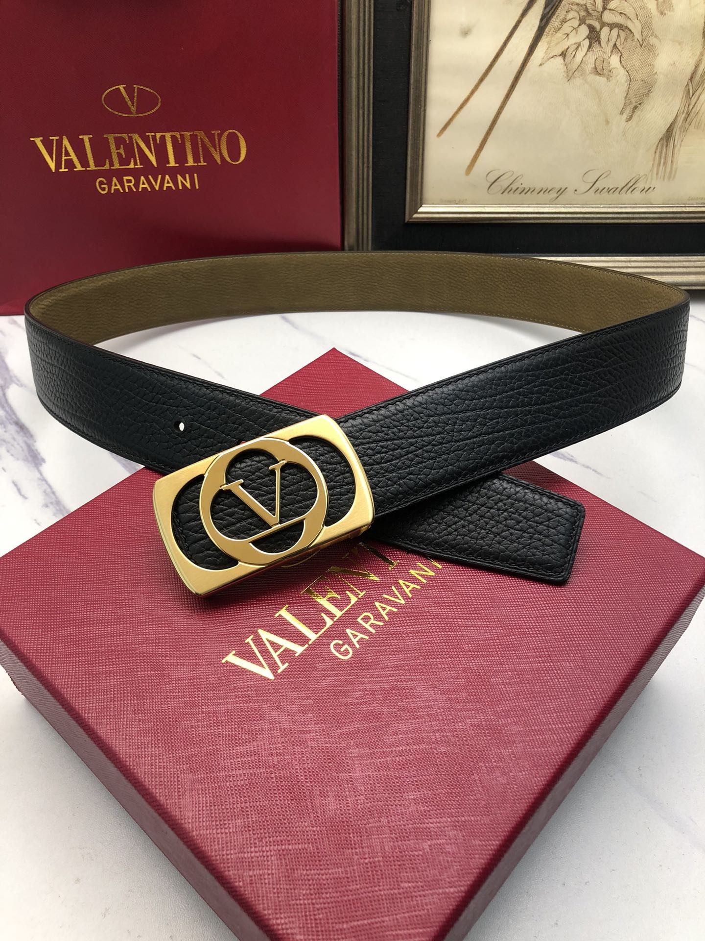 華倫天奴：原單頭層小牛皮壓花紋，內襯頭層鹿皮底，營造織紋外觀。飾以標誌原單扣。專櫃寬度4.0