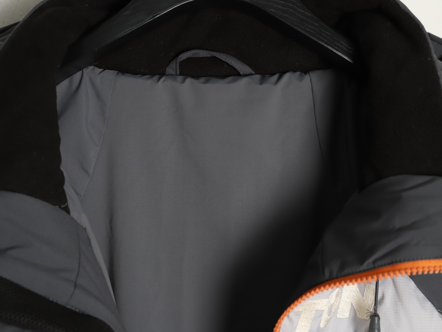 Louis Vuitton/路易威登 25Fw 滑雪系列花卉雙拉鍊連帽羽絨服
定制5合1防絨密織與3合1雙線防絨格紋料，新國標90白鴨絨，充絨飽滿，極致禦寒。 電腦機械充絨，精准計算克重，數字稱重，確保蓬松均勻。進口機刺繡，精密控制，線條流暢細膩。壓花復合，電腦掃描對位，特製膠水固化，粘接牢固。 膠漿印花，三次網板修改，烘烤固色，圖案持久。3D立體絎縫，數控分隔，防止羽絨結塊移位。
A Size:46-52