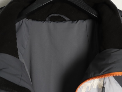 Louis Vuitton/路易威登 25Fw 滑雪系列花卉雙拉鍊連帽羽絨服
定制5合1防絨密織與3合1雙線防絨格紋料，新國標90白鴨絨，充絨飽滿，極致禦寒。 電腦機械充絨，精准計算克重，數字稱重，確保蓬松均勻。進口機刺繡，精密控制，線條流暢細膩。壓花復合，電腦掃描對位，特製膠水固化，粘接牢固。 膠漿印花，三次網板修改，烘烤固色，圖案持久。3D立體絎縫，數控分隔，防止羽絨結塊移位。
A Size:46-52