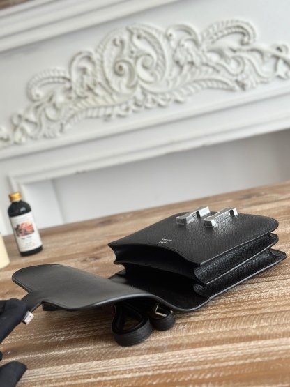 康康  空姐包  
constance  19cm  
epsom掌紋小牛皮  半收工  蠟線縫製