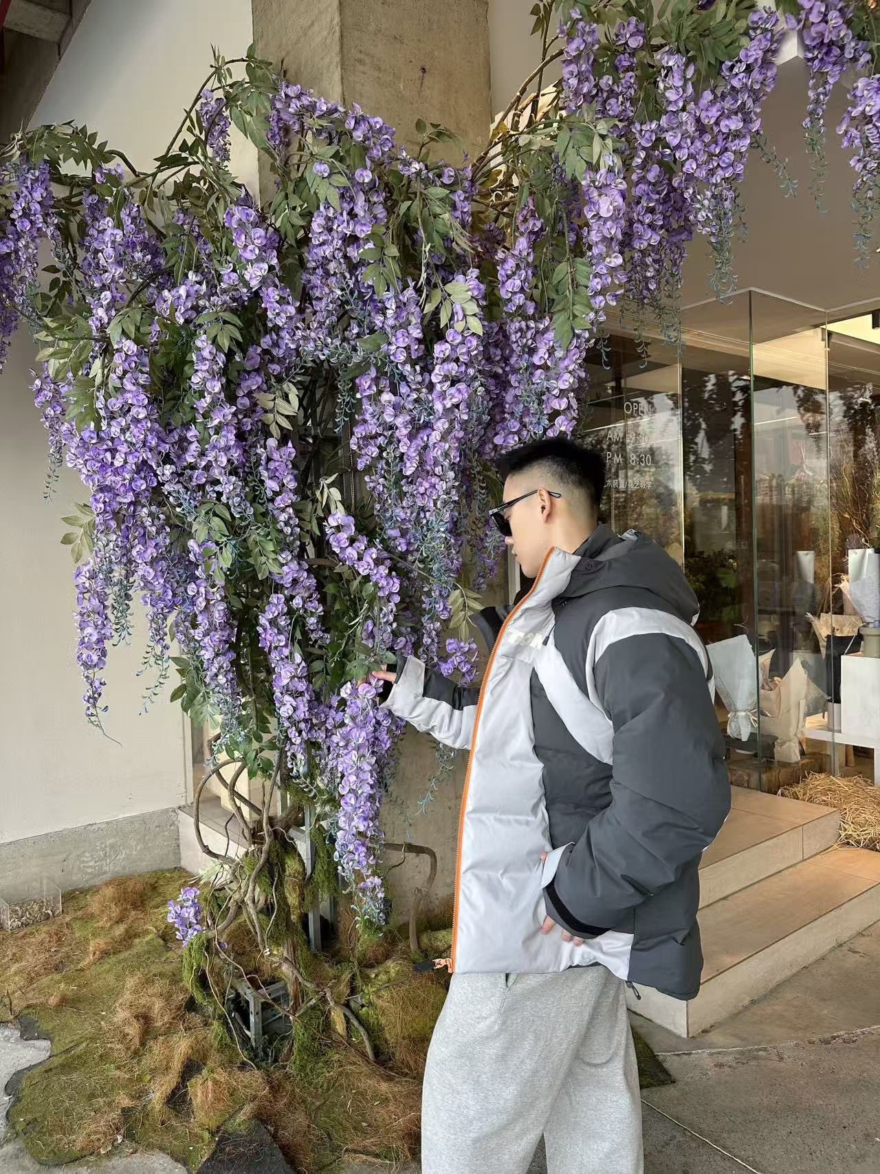 Louis Vuitton/路易威登 25Fw 滑雪系列花卉雙拉鍊連帽羽絨服
定制5合1防絨密織與3合1雙線防絨格紋料，新國標90白鴨絨，充絨飽滿，極致禦寒。 電腦機械充絨，精准計算克重，數字稱重，確保蓬松均勻。進口機刺繡，精密控制，線條流暢細膩。壓花復合，電腦掃描對位，特製膠水固化，粘接牢固。 膠漿印花，三次網板修改，烘烤固色，圖案持久。3D立體絎縫，數控分隔，防止羽絨結塊移位。
A Size:46-52