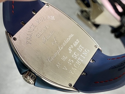 全新 V45 遊艇新款原版復刻鋼帶全新款 
ABF 法蘭克穆勒 最新款獨家定製版 Vanguard腕表 V45 CRAZY HOUR 瘋狂時間系列 比特幣特別限量版 
打破常規 將12個Art Deco式的阿拉伯數字整齊排列 定製版CZ02自動機械機芯 加裝了原先沒有的大秒針 行雲流水 更具時鐘特色 100%原版視覺效果 高級批花時針相隔4個小時 按時間順序跳躍 
原版開模1:1高端定制 三明治表殼結構 配件可以與原版通用 表殼尺寸 44*53.7mm 錶盤和皇冠使這款腕表的運動優雅和獨特美感得到了最終