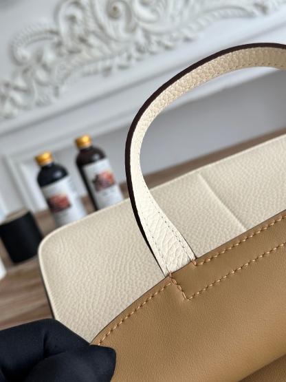 馬蹄包  半手工蠟線	Halzan	
 能滿足各種背法的!!
①手拎包②斜挎包③單肩包④手拿包
togo皮、五金細緻到油邊 無處不精緻√ 
尺寸：25cm