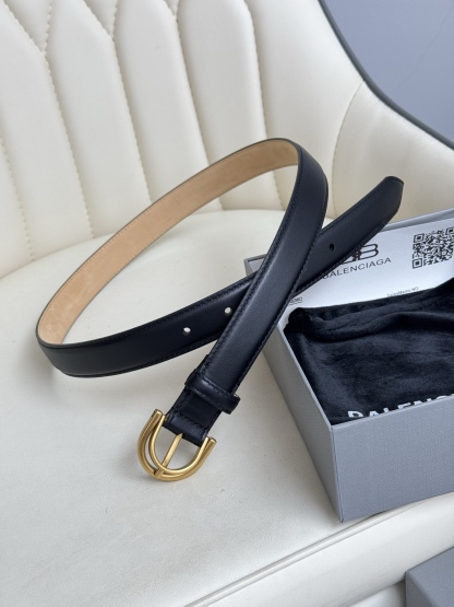 巴黎世家（Balenciaga）寬度2.5cm 是法國的奢侈品牌，作為時尚界最具影響力品牌之一的地位。設計師源於：都市時尚潮流獨特的設計風格，採用進口小牛皮製作；搭配純銅復古五金，使其更具魅力。值得擁有的百搭精品
