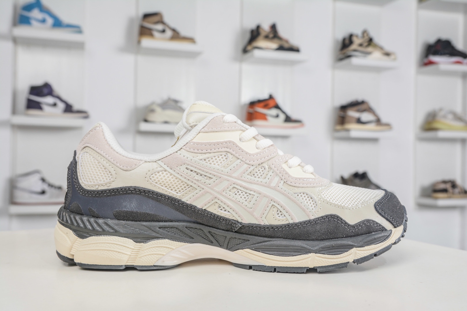 Asics Gel-NYC 亞瑟士運動休閒透氣專業跑鞋 
貨號: 1203A383 111
尺碼：36 37 37.5 38 39.5 40 40.5 41.5 42 42.5 43.5 44 45