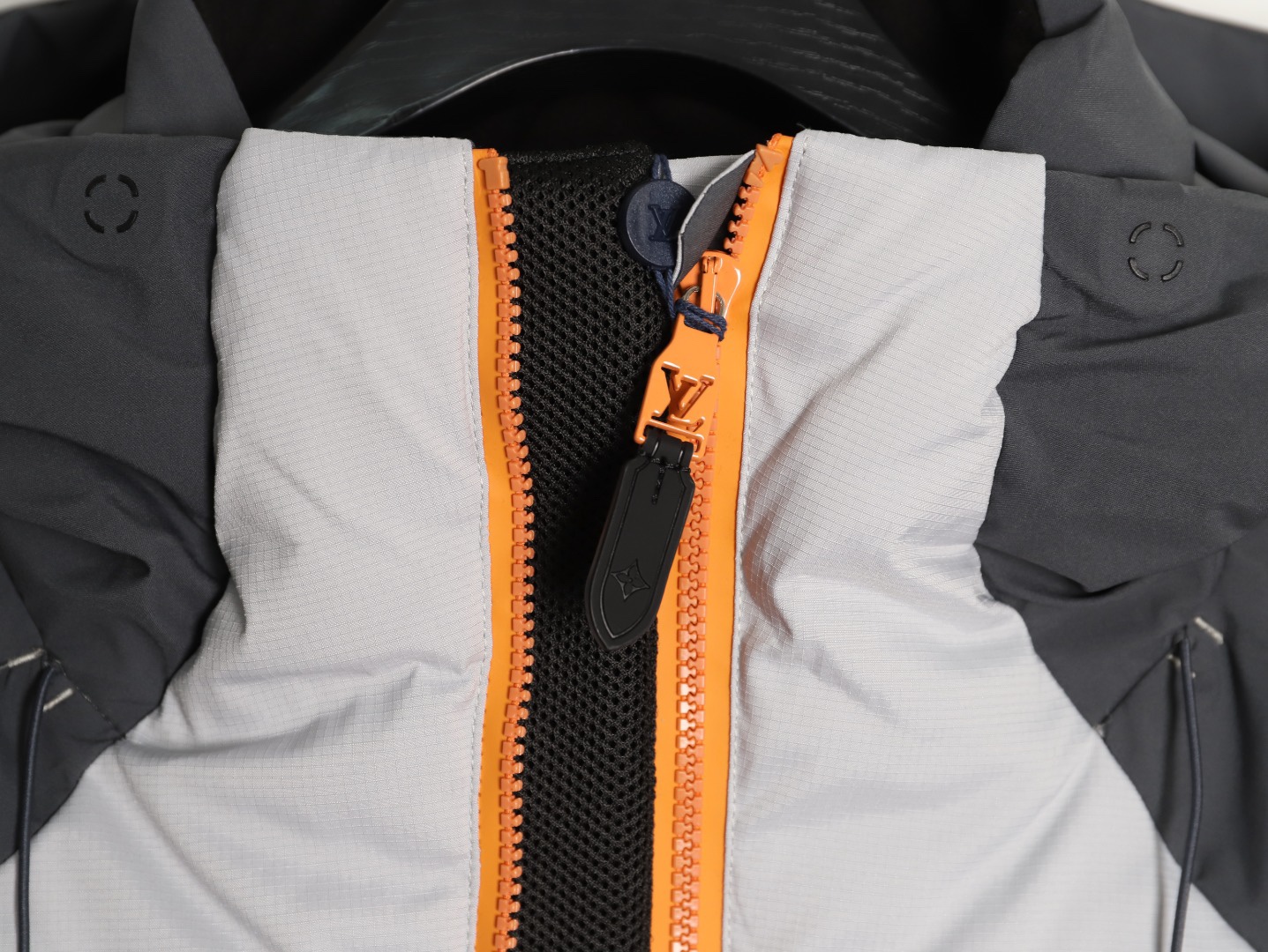 Louis Vuitton/路易威登 25Fw 滑雪系列花卉雙拉鍊連帽羽絨服
定制5合1防絨密織與3合1雙線防絨格紋料，新國標90白鴨絨，充絨飽滿，極致禦寒。 電腦機械充絨，精准計算克重，數字稱重，確保蓬松均勻。進口機刺繡，精密控制，線條流暢細膩。壓花復合，電腦掃描對位，特製膠水固化，粘接牢固。 膠漿印花，三次網板修改，烘烤固色，圖案持久。3D立體絎縫，數控分隔，防止羽絨結塊移位。
A Size:46-52