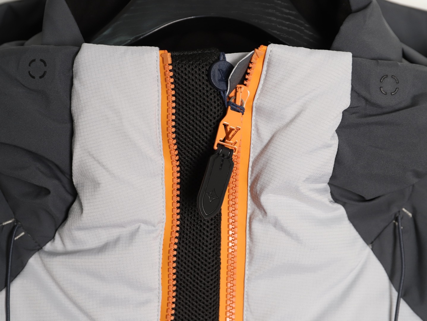 Louis Vuitton/路易威登 25Fw 滑雪系列花卉雙拉鍊連帽羽絨服
定制5合1防絨密織與3合1雙線防絨格紋料，新國標90白鴨絨，充絨飽滿，極致禦寒。 電腦機械充絨，精准計算克重，數字稱重，確保蓬松均勻。進口機刺繡，精密控制，線條流暢細膩。壓花復合，電腦掃描對位，特製膠水固化，粘接牢固。 膠漿印花，三次網板修改，烘烤固色，圖案持久。3D立體絎縫，數控分隔，防止羽絨結塊移位。
A Size:46-52