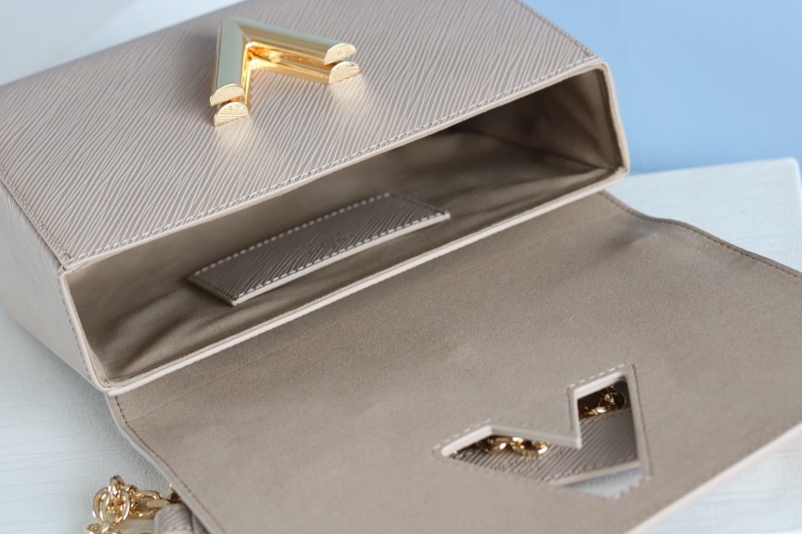 原版品質50306/50280/50282 原版中號[玫瑰]貨比三家，請認准內碼：0088[太陽][太陽]LV最新最火款Twist Denim出貨了💃此款Twist中號手袋飾有由刻有圖案的花形金色與銀色鉚釘組成的旭日花紋，與巴黎芳登廣場路易威登旗艦店前的巨型太陽雕像遙相呼應。由Epi皮革裁制而成，打造優雅晚裝造型的珍貴之選。 外型小巧，別緻的弧形底座增加了手袋容量[強]可調節鏈條適合斜跨或優雅的肩背[強]中號尺寸:23*18*8cm