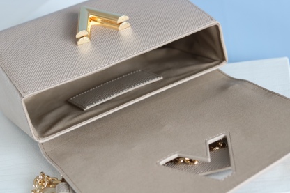 原版品質50306/50280/50282 原版中號[玫瑰]貨比三家，請認准內碼：0088[太陽][太陽]LV最新最火款Twist Denim出貨了💃此款Twist中號手袋飾有由刻有圖案的花形金色與銀色鉚釘組成的旭日花紋，與巴黎芳登廣場路易威登旗艦店前的巨型太陽雕像遙相呼應。由Epi皮革裁制而成，打造優雅晚裝造型的珍貴之選。 外型小巧，別緻的弧形底座增加了手袋容量[強]可調節鏈條適合斜跨或優雅的肩背[強]中號尺寸:23*18*8cm