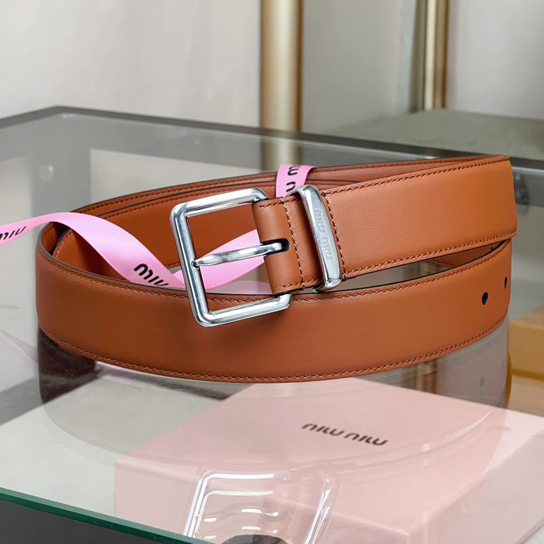 這款皮革腰帶設計簡約而優雅，腰帶環伴以Miu Miu徽標。雙面進口小牛皮 金屬搭扣 腰帶環飾激光雕刻徽標
寬度: 3.5cm
