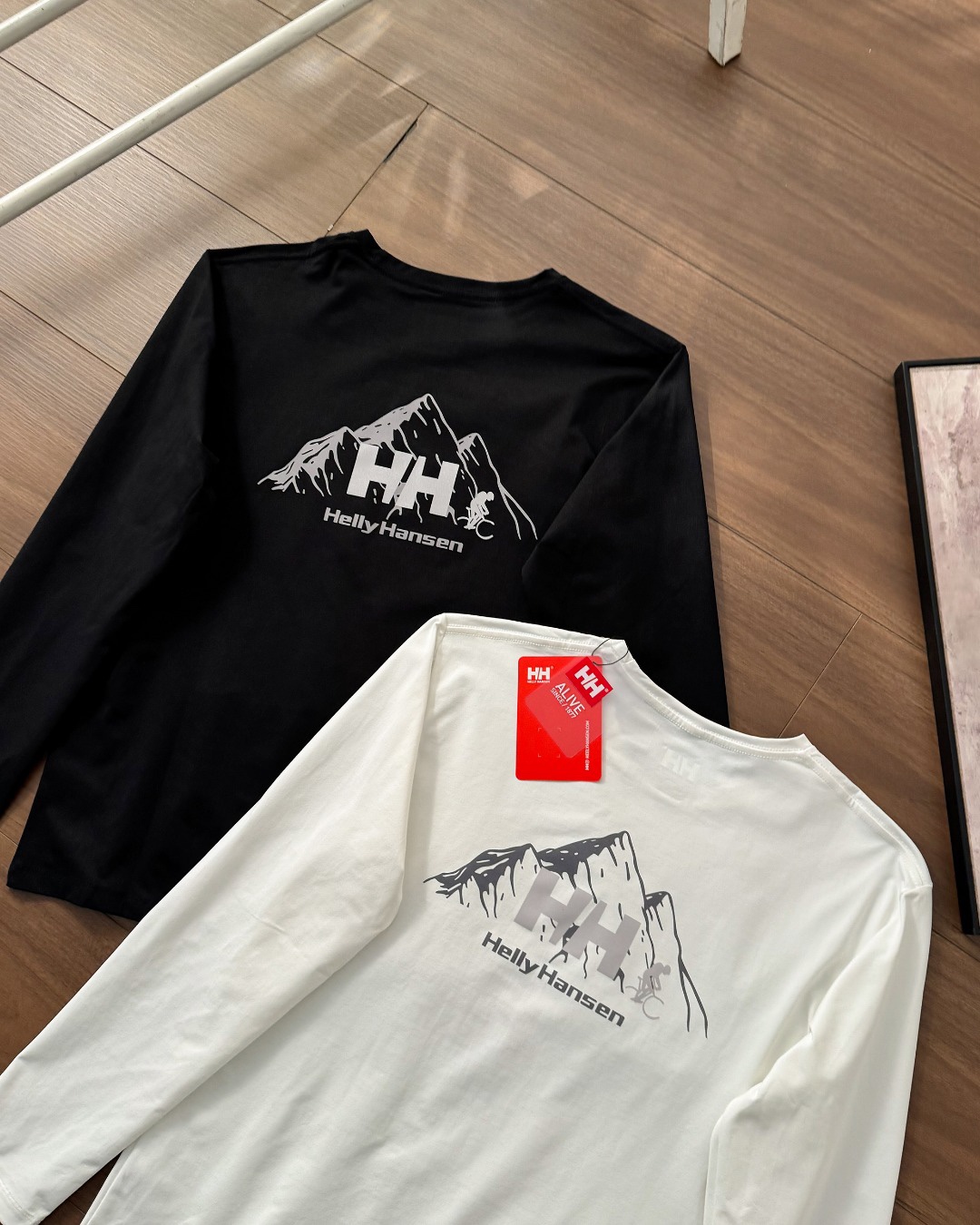 春季新款HH海麗漢森戶外必備休閒長袖T恤！
高品質面料製成的圓領長袖 ，面料整體輕量 質感 棉感速乾型面料  讓衣服更有立體感 活動時背部肩部超自在 沒有緊繃感 高舒適度 讓運動更加自如！運動版型 適合單穿或者內搭穿著！單穿簡約乾淨，疊穿非常有時尚感！四面高彈！無拘無束

顏色：黑色 白色。尺碼：m~3xl

尺碼 衣長 胸圍 袖長 建議身高 建議體重	
M 67 102 60 165-170CM 115-130斤	
L 69 106 62 170-175CM 130-145斤	
XL 71