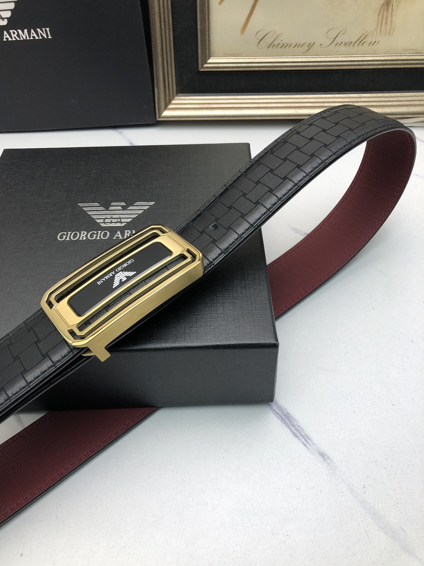 阿曼妮：原單頭層小牛皮燙印花紋，內襯頭層牛皮底，營造織紋外觀。飾以標誌原單扣。專櫃寬度4.0