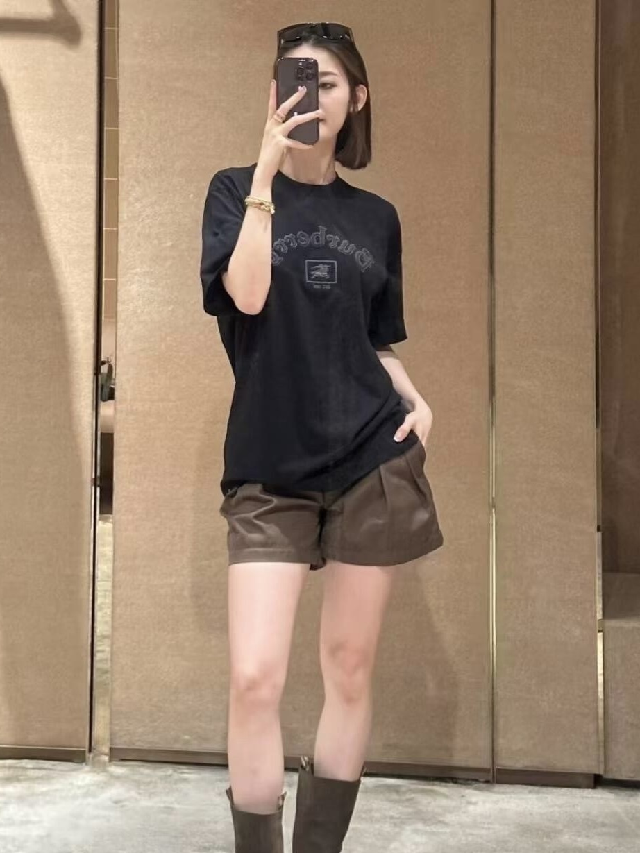 🔝BURBERRY巴寶莉BBR 哥特體刺繡短袖T恤
正品4550購入，100%洗後維斯棉235克，舒彈羅紋285克，進口刺繡，面料酵洗，定制1：1商標，寬松版型
B Size：S-XL