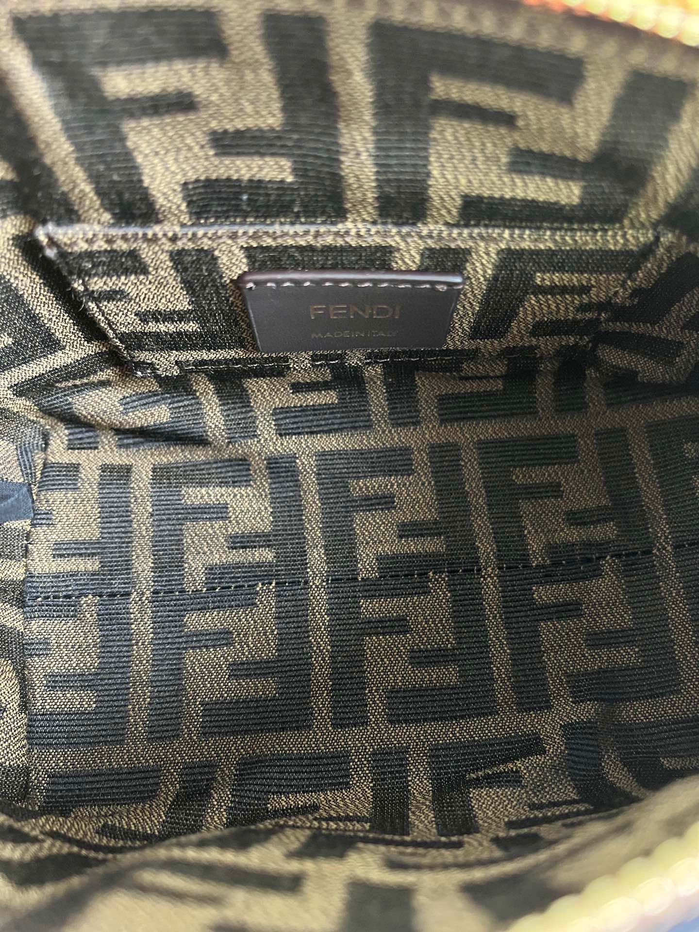 By The Way迷你手袋皮革小號Boston手袋 更多細節 標誌性By The Way Boston迷你手袋，皮革材質，飾有燙印FENDI ROMA字樣和硬質有機玻璃提手，呈現玳瑁效果。拉鍊開合。內部配有布料內襯、口袋和金色金屬件。此手袋配有提手和可拆卸肩帶，可手提、肩背或斜挎。意大利製造 材質：100%小牛皮，內里：64%滌綸，23%棉，13%聚氨酯 深度：9 長度：18.5 高度：12 
款號：8BS067