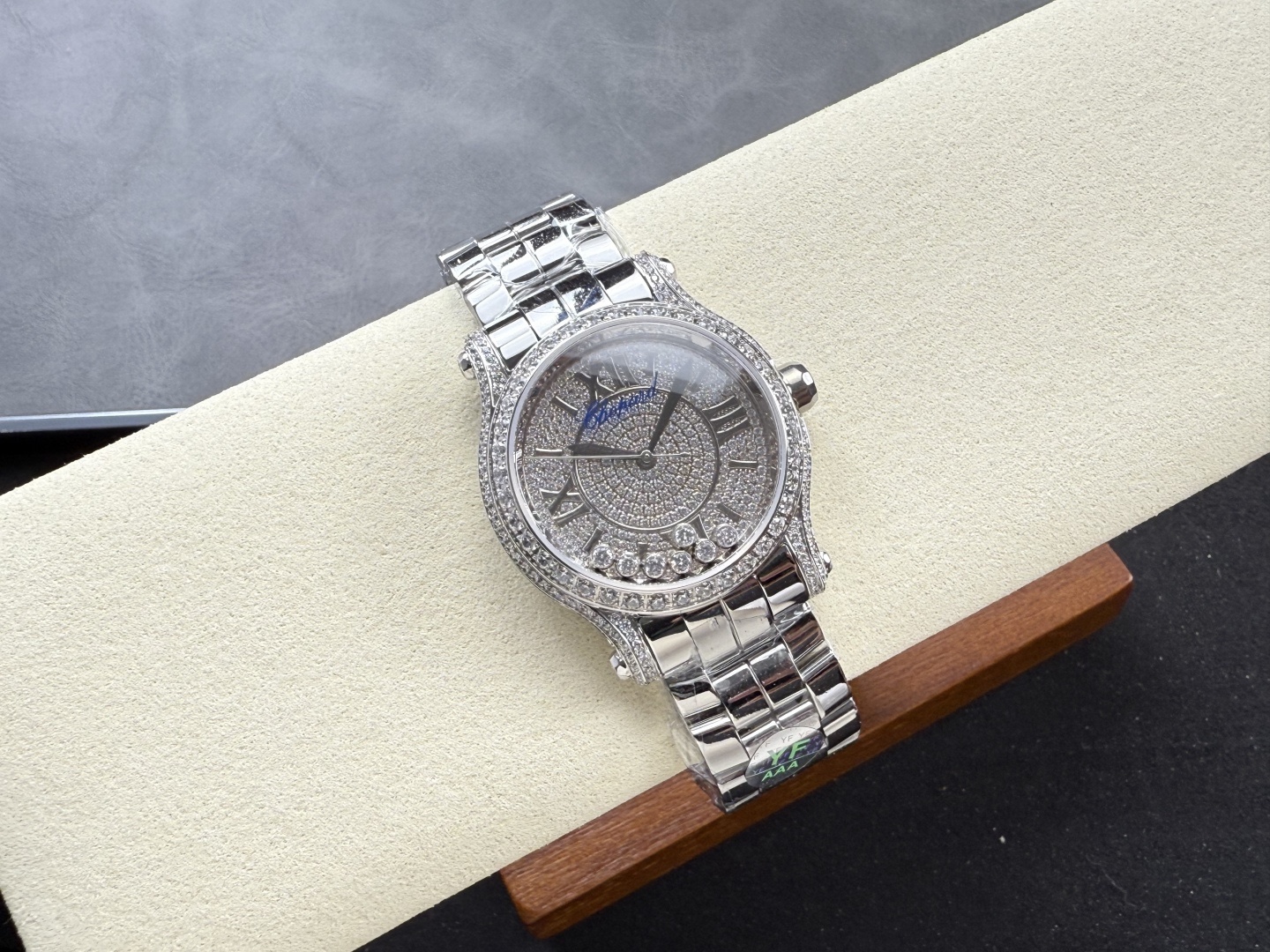 YF-新品🆕 滿鑽 快樂鑽36mm
2025最新款滿天星   原裝搭配美洲鰐魚錶帶 搭配2892機芯 蕭邦（HAPPY DIAMONDS）作為蕭邦最暢銷的系列一直以細膩的手法詮釋蕭邦標誌性靈動鑽石的概念，此系列作品柔美而時尚，都說男戴萬國女戴蕭邦 有金（進）有鑽（賺）寓意也很好。錶盤內的鑽石滾珠可自由滑行轉動，時來運轉 財運滾滾，讓每一位女性都以最迷人的造型驚艷世人。 這次給大家帶來的蕭邦快樂鑽系列 這次給大家帶來的蕭邦快樂鑽系列 是肖邦旗下最具代表性的腕表 最有特色的夾層玻璃的7顆，7顆鑽石產生自旋