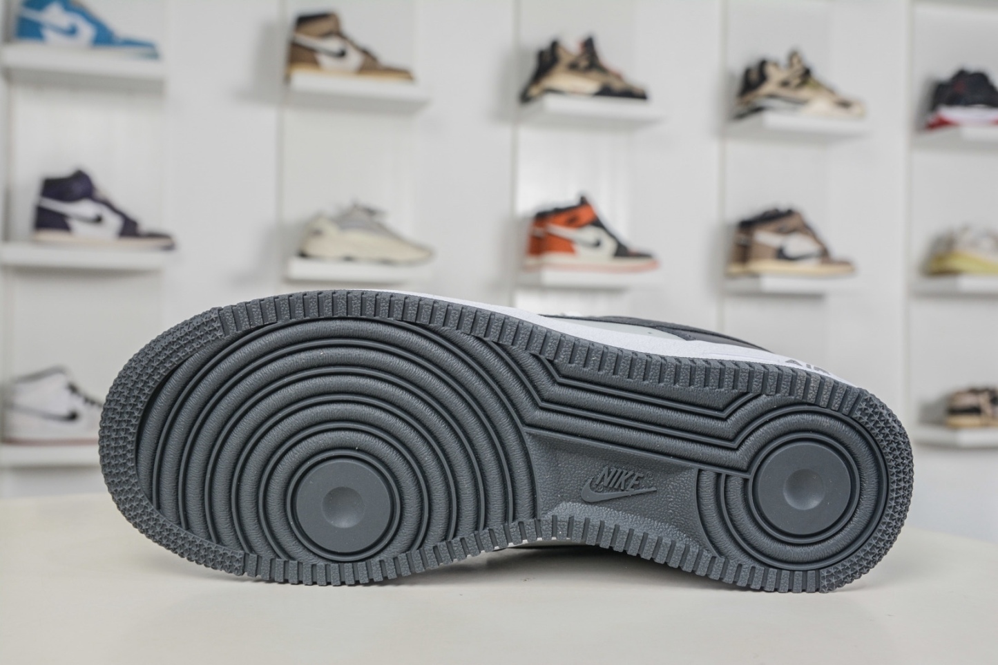 NK Air Force 1 '07 Low 深灰白 
貨號：FJ4146 004
Size：36 36.5 37.5 38 38.5 39 40 40.5 41 42 42.5 43 44 44.5 45