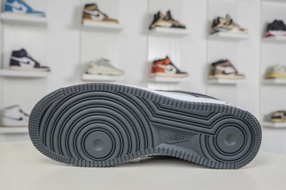 NK Air Force 1 '07 Low 深灰白 
貨號：FJ4146 004
Size：36 36.5 37.5 38 38.5 39 40 40.5 41 42 42.5 43 44 44.5 45