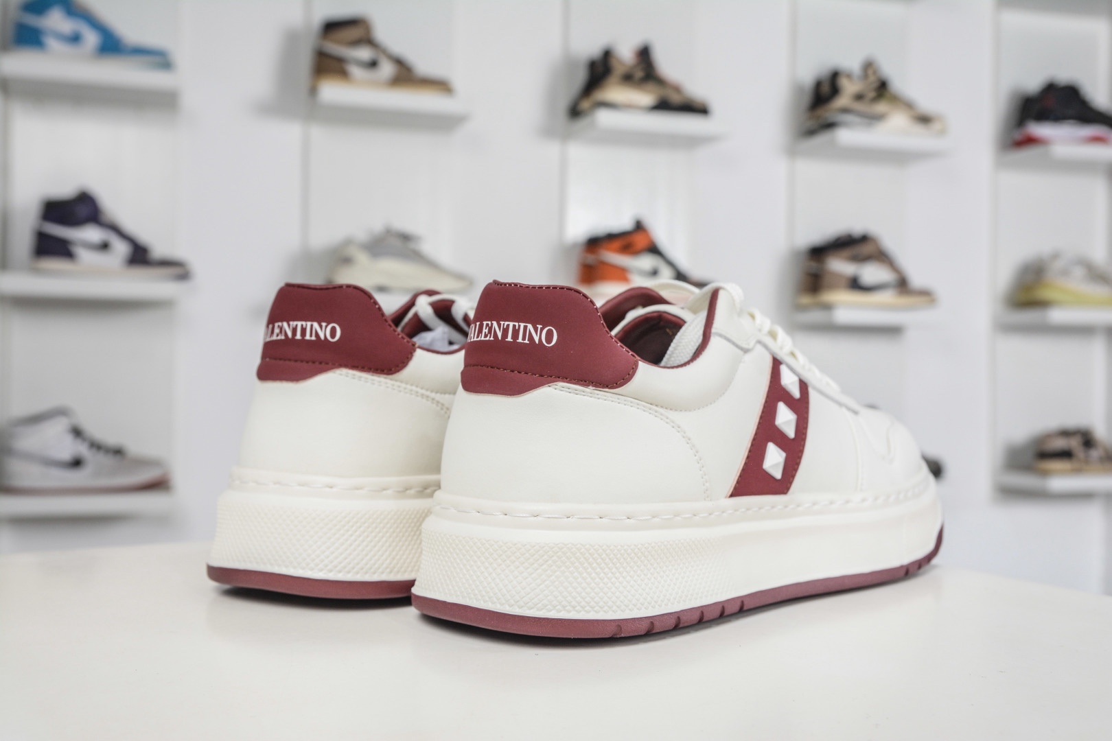 Valentino 華倫天奴 Rockstud untitled 厚底休閒鉚釘小白鞋 
尺碼：39 40 41 42 43 44（皮鞋碼）