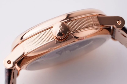 ZF超級大作 寶璣Tradition傳世系列！全自動逆跳秒針腕表！火爆來襲！

耗時近4年 潛心研發機芯 重金打造 至誠大作！——實現原裝全部功能！

【精彩細節】腕表尺寸40mmX11.65吻合正品ZF憑借豐富的復刻經驗，殼身打磨精細，造型簡潔精美，今纖薄表殼更顯優雅！上下採用整枚藍寶石水晶玻璃打造通透無比，充分展現了寶璣的經典設計。
【技術突破】超精密1比1原裝機芯開發研制而成。原本隱藏在錶盤底板之下的板橋、齒輪、擒縱機構、發條盒等機芯部件清晰展露。今精密機械運轉的奧秘毫無保留的呈現於眼前。10點鐘位