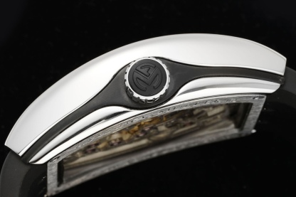 RMS 最新款 頂級復刻 法蘭克穆勒V45 Vanguard陀飛輪系列 歷時多年研發機芯 
1 1:1 超級復刻原裝複雜法穆蘭陀飛輪機芯 細節完美到位 打造正品機芯獨具的雙發條盒 超薄工藝 
2超長72小時動力儲存 告別每天手動上鏈 高端玩家的定制款 把頭上鏈30個半圈 發條盒為滿 不需要過度上鏈 
3 千錘百鍊 316L精鋼表殼 超薄表殼 與原裝一致厚度 彎曲弧度 更加貼合手腕 佩戴舒適 
4 純正進口意大利小牛皮 貼合手感品質一流的進口氟橡膠錶帶 與正版全完通用互換
5瑞士工程師 原版機芯拆解 一比一