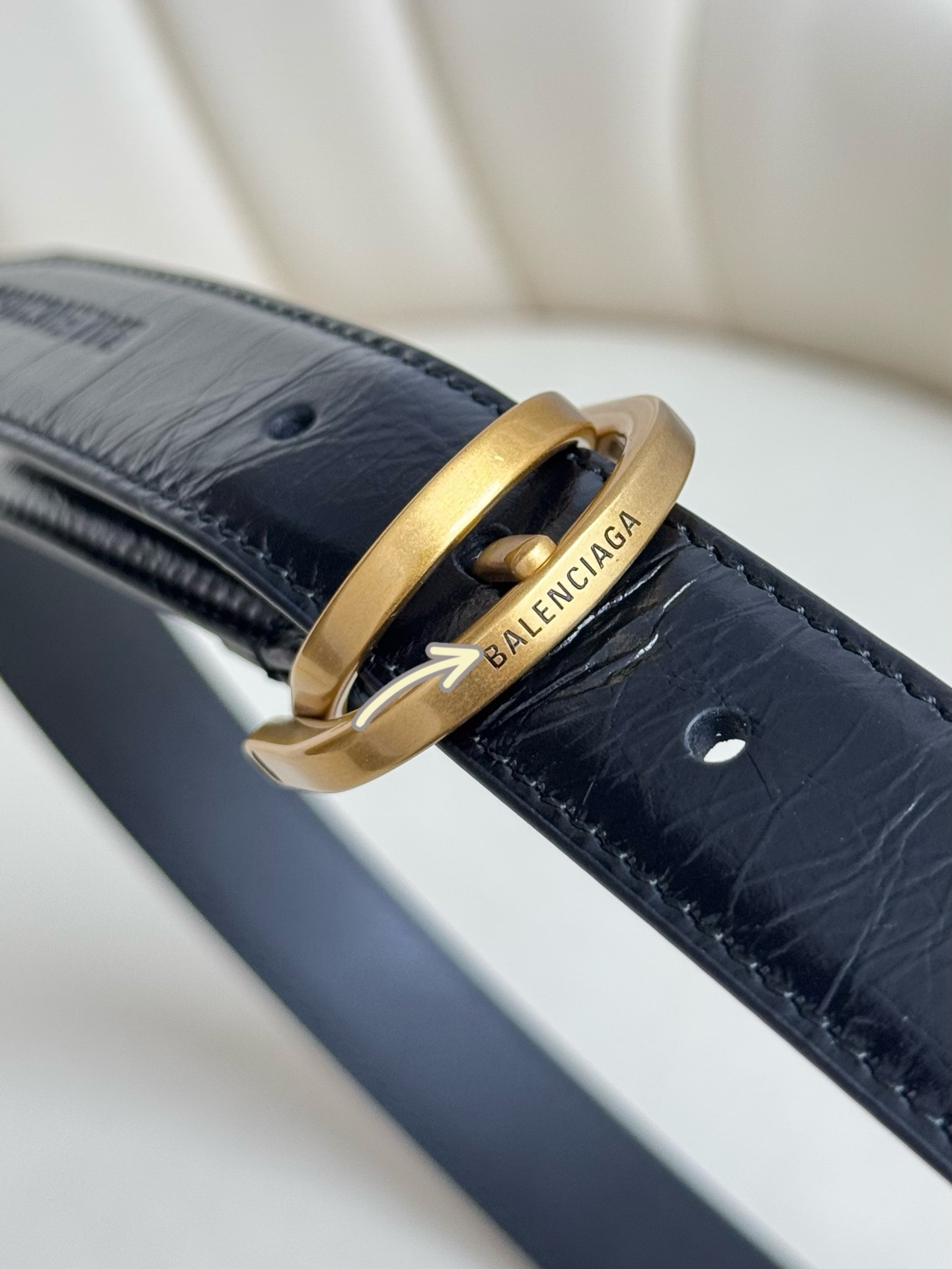 巴黎世家（Balenciaga）寬度2.5cm 是法國的奢侈品牌，作為時尚界最具影響力品牌之一的地位。設計師源於：都市時尚潮流獨特的設計風格，採用進口小牛皮製作；搭配純銅復古五金，使其更具魅力。值得擁有的百搭精品