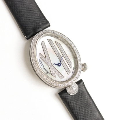 AW廠出品。那不勒斯王后系列REINE DE NAPLES[色]高品質女士瑞士石英機芯女表、
圓弧形的錶盤採用閃閃發光的白色天然母貝製成，錶盤上的羅馬數字“XII”則採用白色天然母貝製成，以細木鑲嵌工藝固定於錶盤之上。母貝材質脆弱易碎，因此在細木鑲嵌工藝中尤為棘手，可謂名副符其實的傑作。