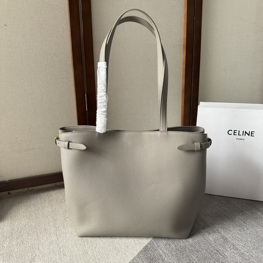 CELINE  24夏季新款Cabas 托特包👜
高級百搭又實用/購物袋的款式
展現著簡約美學和實用性～❤️
大容量設計～無論是日常出街還是通勤 都能輕鬆裝下各種物品～袋口可自主調節大小🌹
款號116853 尺寸：54*29*15cm