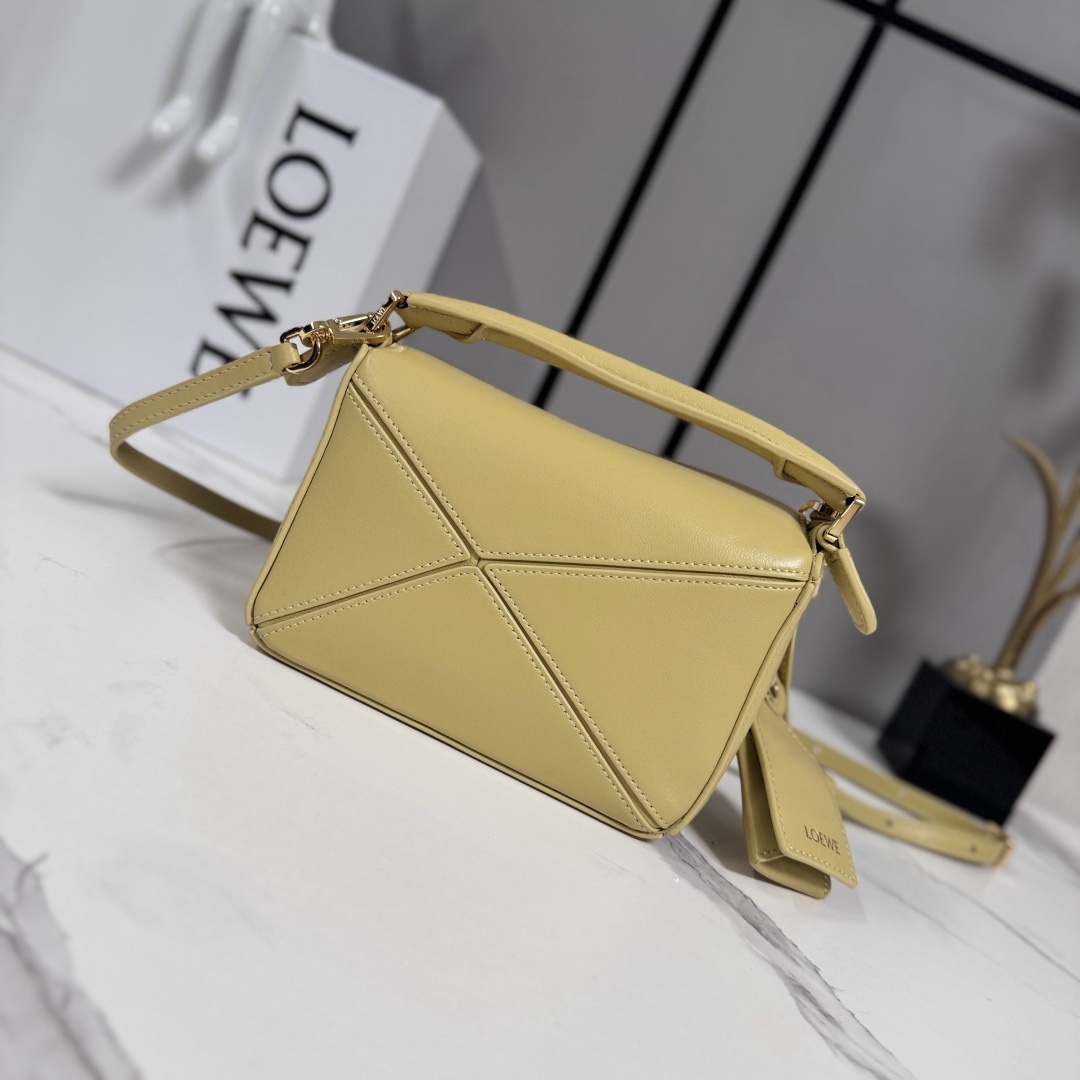 LO℮w℮🌟新款 迷你納帕羊皮革 Featherlight Puzzle 手袋 以別具一格的幾何線條勾勒長方體造型。柔軟輕盈的納帕皮革為手袋注入隨性慵懶的風格。可肩背、斜挎或手提
可拆卸可調節肩帶，飾有旋轉卡扣*拉鍊開合，鉸接式拉鍊頭 一個外部拉鍊後袋，一個內部插袋*可拆卸 LOE**WE 燙金或燙銀標籤，飾有隱秘口袋和氣球骰子*長方形金屬腳釘 納帕羊皮革襯里 Anagram 壓紋、飾牌內部鐫刻 LOE**WE.
型號：062511
size:17.5*7.5*12.5CM（配全套包裝）