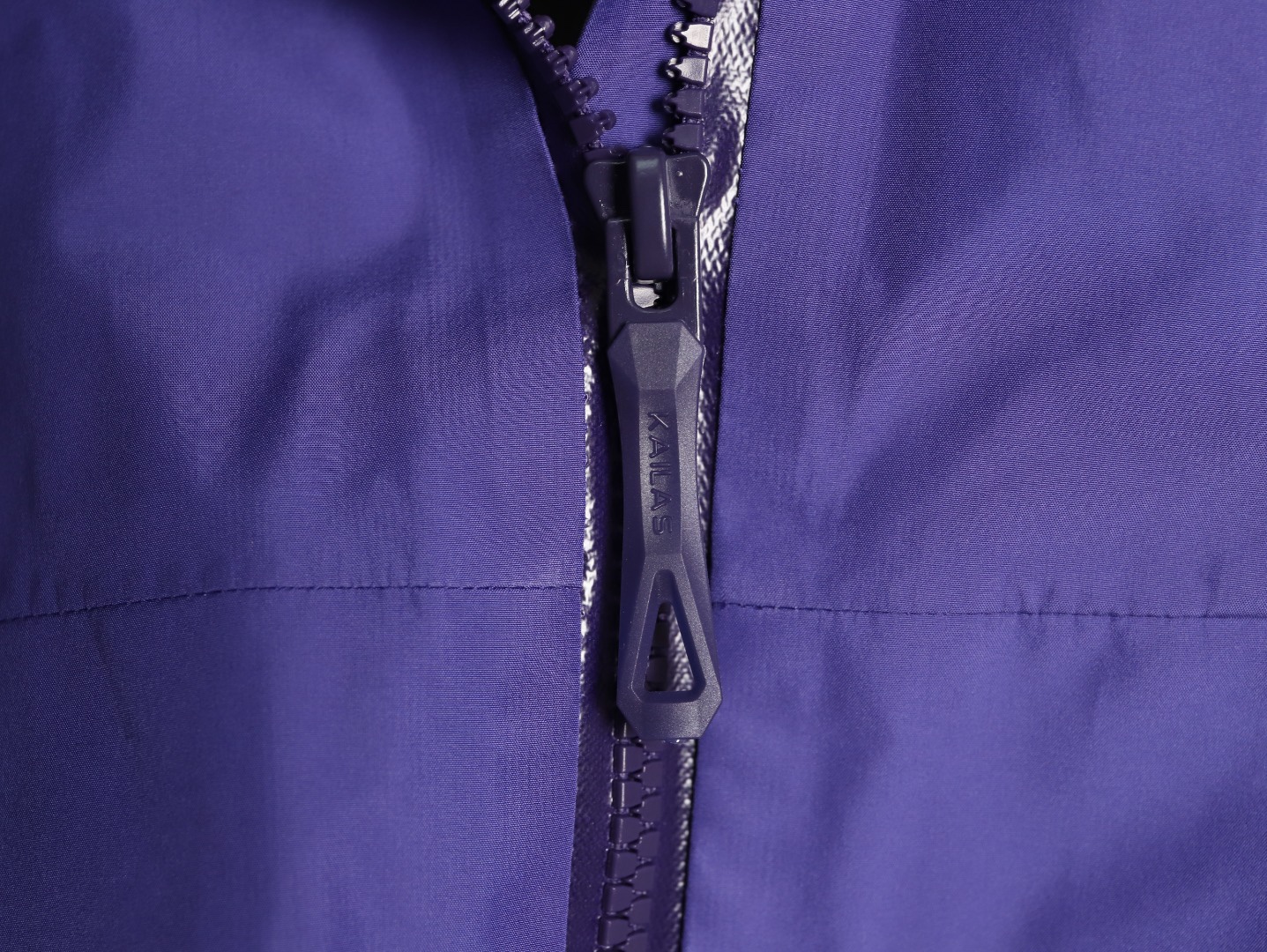 🔝Kailas 凱樂石· MONT X- LT  輕量化衝鋒衣外套

戶外與日常的理想之選，為你帶來極致體驗：

• 超輕量設計：M碼僅重284g，全衣重量減輕54%，極致輕量，穿上宛如無物，長時間徒步、攀爬毫無負擔。收納後體積小巧，如同一瓶礦泉水大小，輕鬆塞於背包一角，不佔空間。

• 卓越面料性能：採用40D GORE - TEX 3L面料，防水指數高達20,000mmH₂O以上，能抵御暴雨侵襲，在雨中行走也可保持身體乾爽。防風性能出色，可有效阻擋狂風。透氣指數達10,000g/m²/2