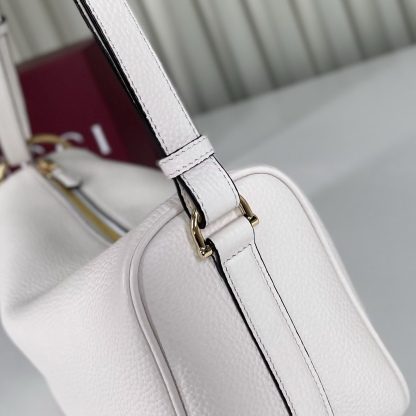Gucci Half Horsebit系列中號肩背包，煥新呈現Gucci Half Horsebit系列，以現代風格煥新演繹品牌最具標誌性的元素之一。該系列巧妙融蘊休閒廓形與標誌性的半馬銜扣配件，這也是其名稱的由來。款號860787白皮，尺寸31.5X17X12