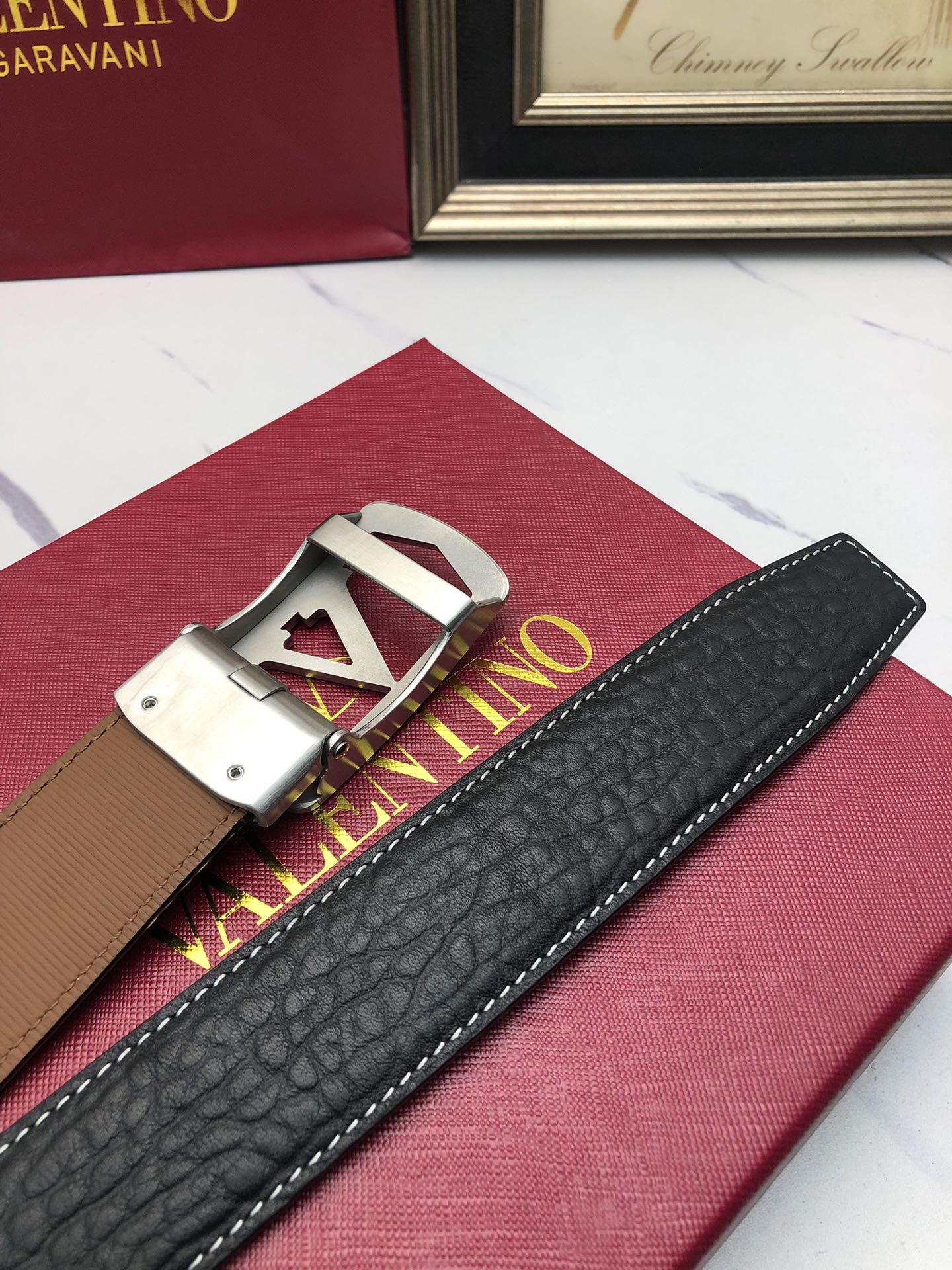 華倫天奴：原單頭層牛皮大象皮紋面，內襯頭層小牛皮底，搭配原單自動扣，可裁剪的自動帶，此款腰帶面雙採用意大利原定廠制進口牛皮帶身 ，對專版櫃足寬3.5