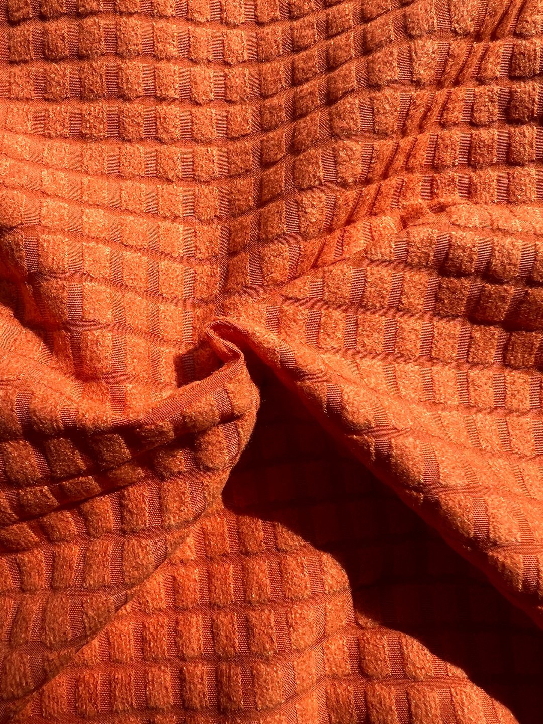 2026年春季新款猛獁象MAMMUT輕量單層彈力外套夾克 男女同款 軟殼連帽夾克
面料95的聚酯纖維 5的氨綸 輕盈帶彈力  手感柔軟舒適   不靜電 質感輕膚，，自帶纖維紋理 ，格紋凹槽 空氣流通  可快速散熱  吸濕排汗 
款式設計簡約大牌，胸口拼布拉鍊口袋 ，多處細節採用四針六線🧵設計點綴，肉眼可見的工藝美
手插口袋，做的壓膠無痕一公分外延  內隱藏拉鍊口袋 上下刺繡鎖邊 提升品質
彈力袖口 輕便舒適 ，下擺出帶有調節繩，穿搭風格可隨意切換
日常休閒  上班通勤 戶外運動  舒適百搭