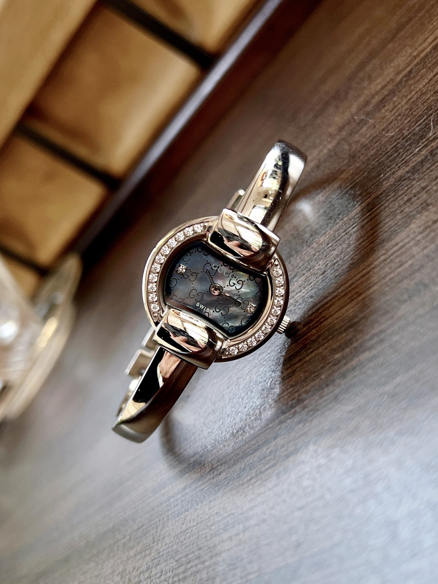 古馳
Gucci 瑞士日內瓦最新限量款升級版到貨（後蓋全新加重處理，重做原裝對版鑲鑽字面。字面鑲嵌八箭八星兩個閃亮的鋯鑽石💎，細節誠意滿滿💎區別以往老舊版本，歡迎品鑒👏👏），表徑25mm，厚度7.5mm，藍寶石玻璃，表面把頭都有經典雙G logo設計元素，非常經典，適合小手腕佩戴，小巧玲瓏，溫婉細膩