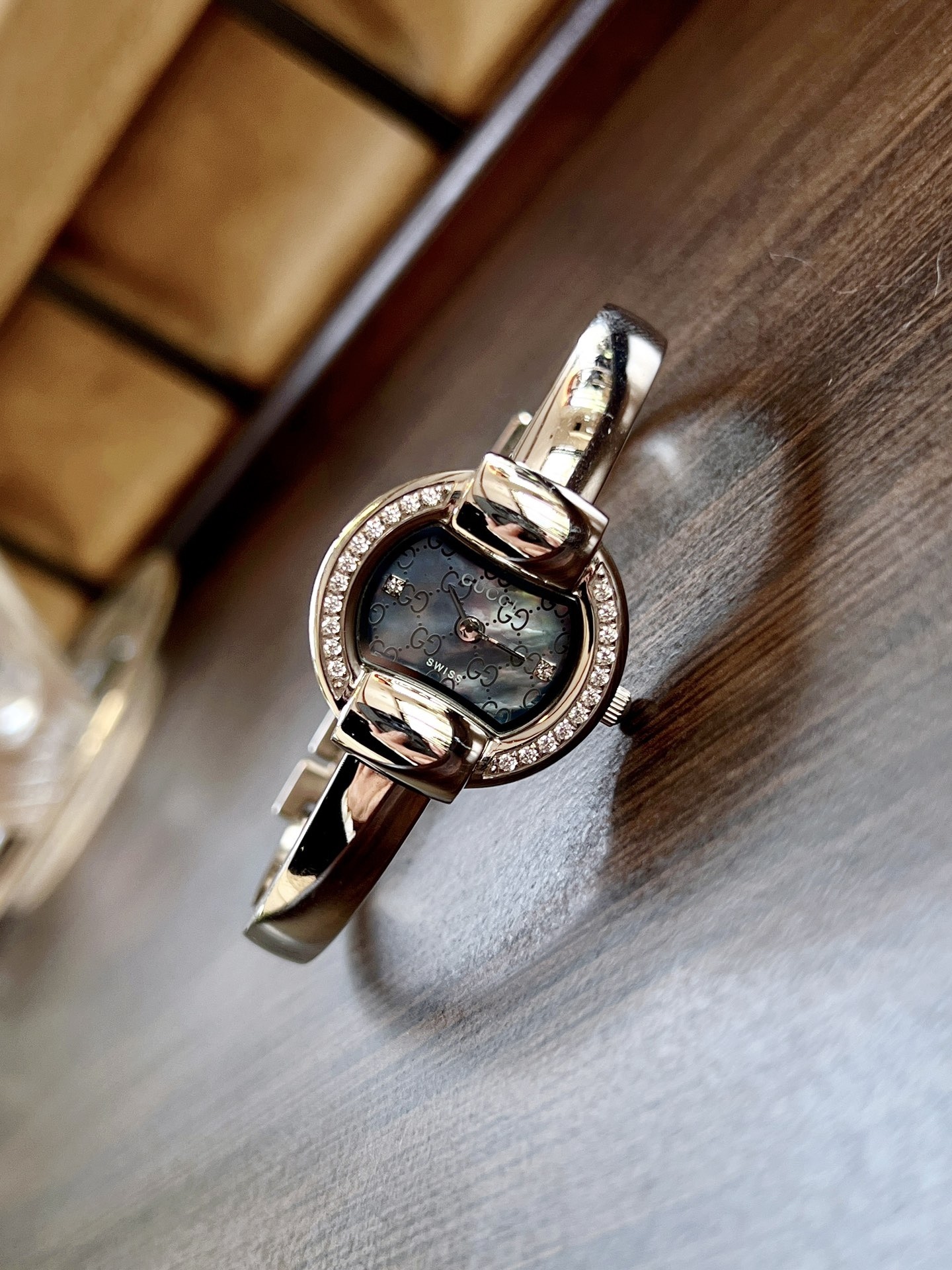 古馳
Gucci 瑞士日內瓦最新限量款升級版到貨（後蓋全新加重處理，重做原裝對版鑲鑽字面。字面鑲嵌八箭八星兩個閃亮的鋯鑽石💎，細節誠意滿滿💎區別以往老舊版本，歡迎品鑒👏👏），表徑25mm，厚度7.5mm，藍寶石玻璃，表面把頭都有經典雙G logo設計元素，非常經典，適合小手腕佩戴，小巧玲瓏，溫婉細膩