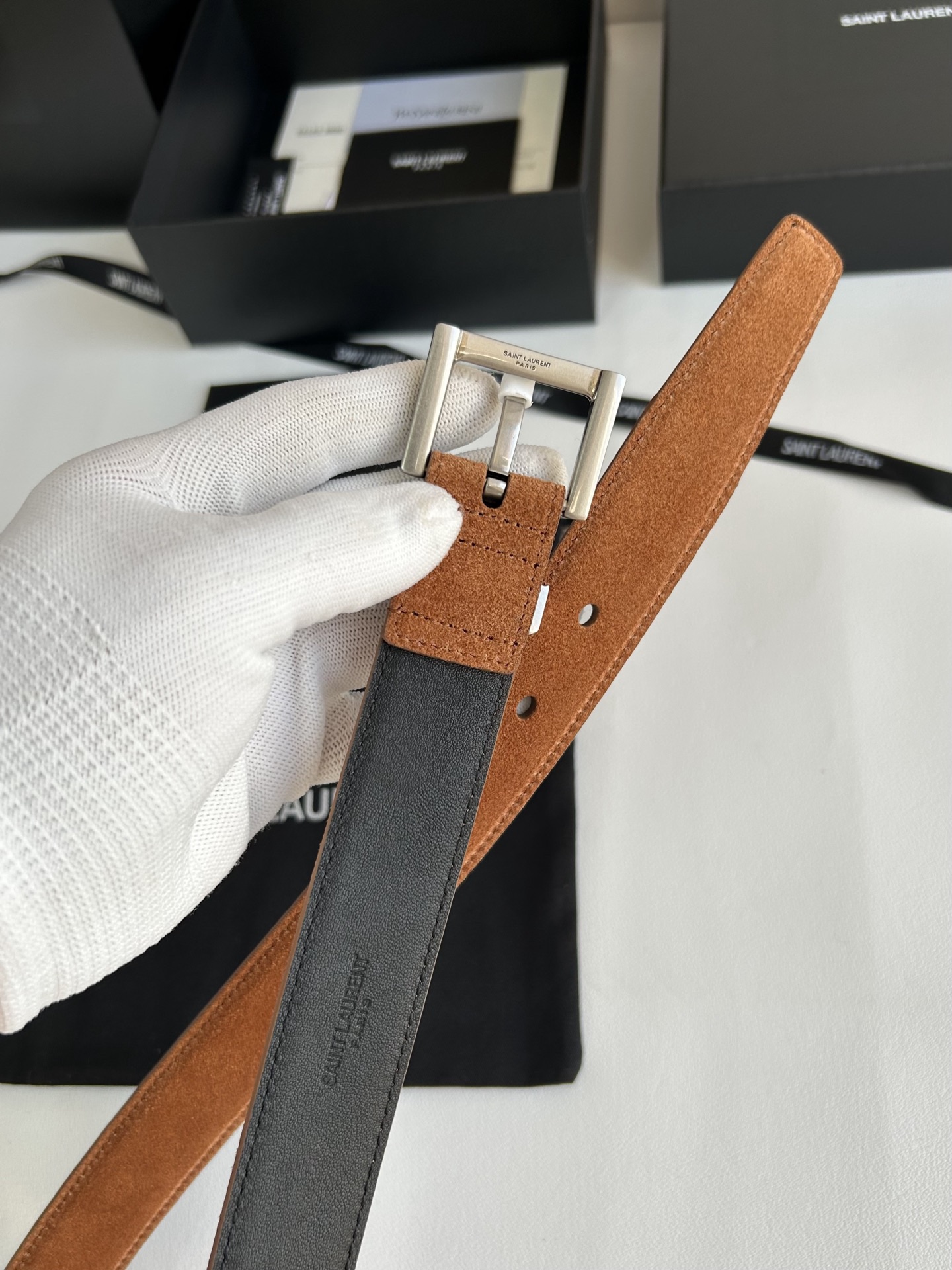 聖羅蘭 女士腰帶，進口小牛皮 配以CASSANDRE 標識腰帶環。古銅色金銀五金可選。精緻優雅的設計，寬度3.0cm