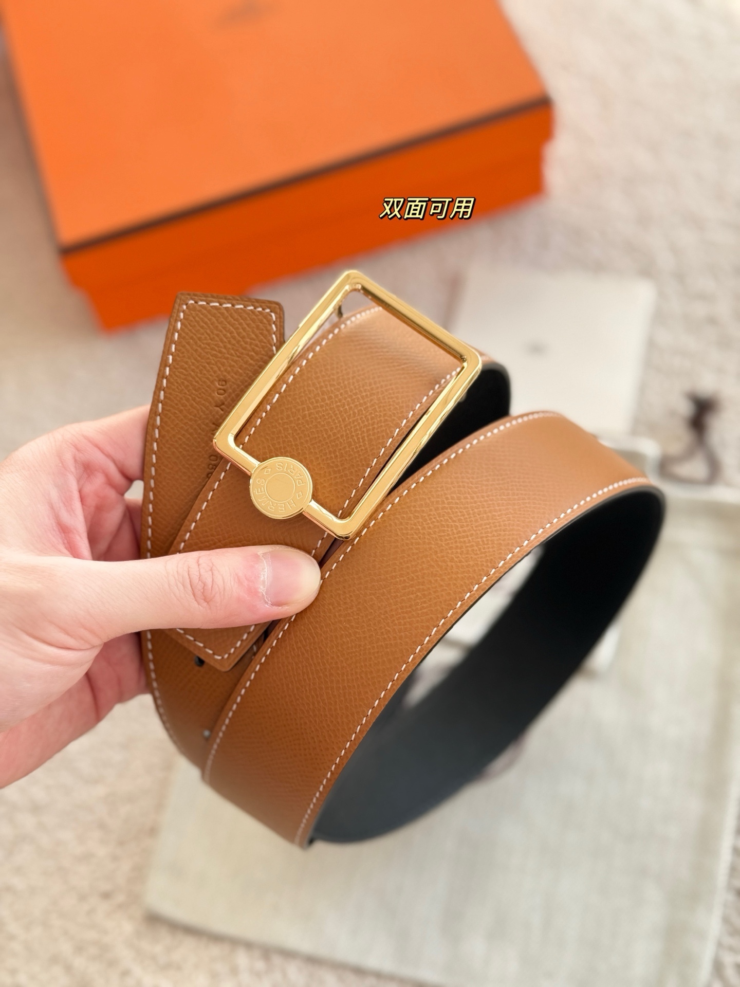 
❤️款 （ Y AA 080 ）OSCAR 精品五金 搭配双面进口Epsom 皮 宽度38MM 以其精湛工艺高品质材料和经典设计备受推崇 是男士腰带顶级选择 简约大气 适合商务和休闲场合 产品手感细腻 不仅是实用配饰 更是身份与品味的象征 ❤️