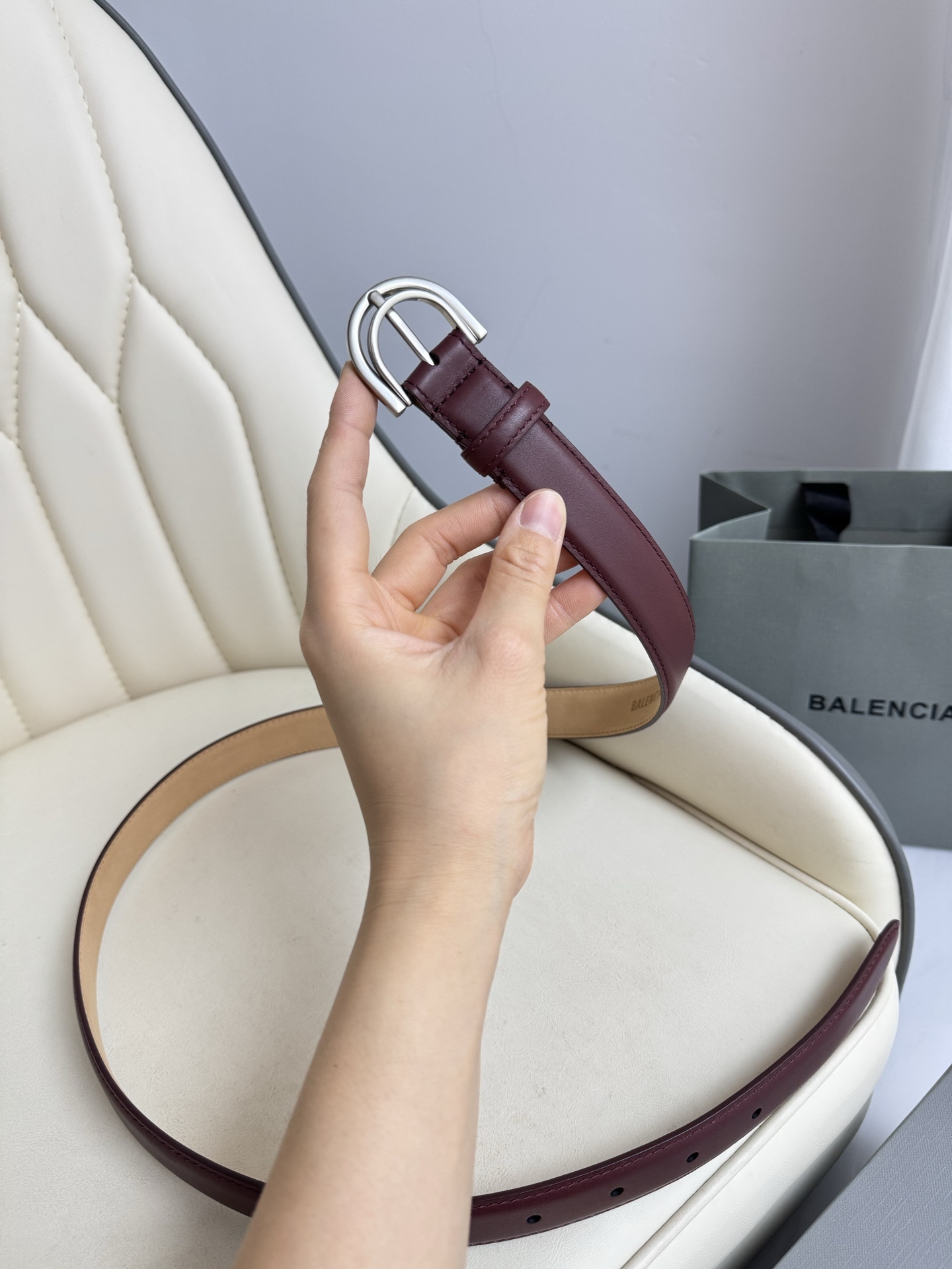 巴黎世家（Balenciaga）寬度2.5cm 是法國的奢侈品牌，作為時尚界最具影響力品牌之一的地位。設計師源於：都市時尚潮流獨特的設計風格，採用進口小牛皮製作；搭配純銅復古五金，使其更具魅力。值得擁有的百搭精品